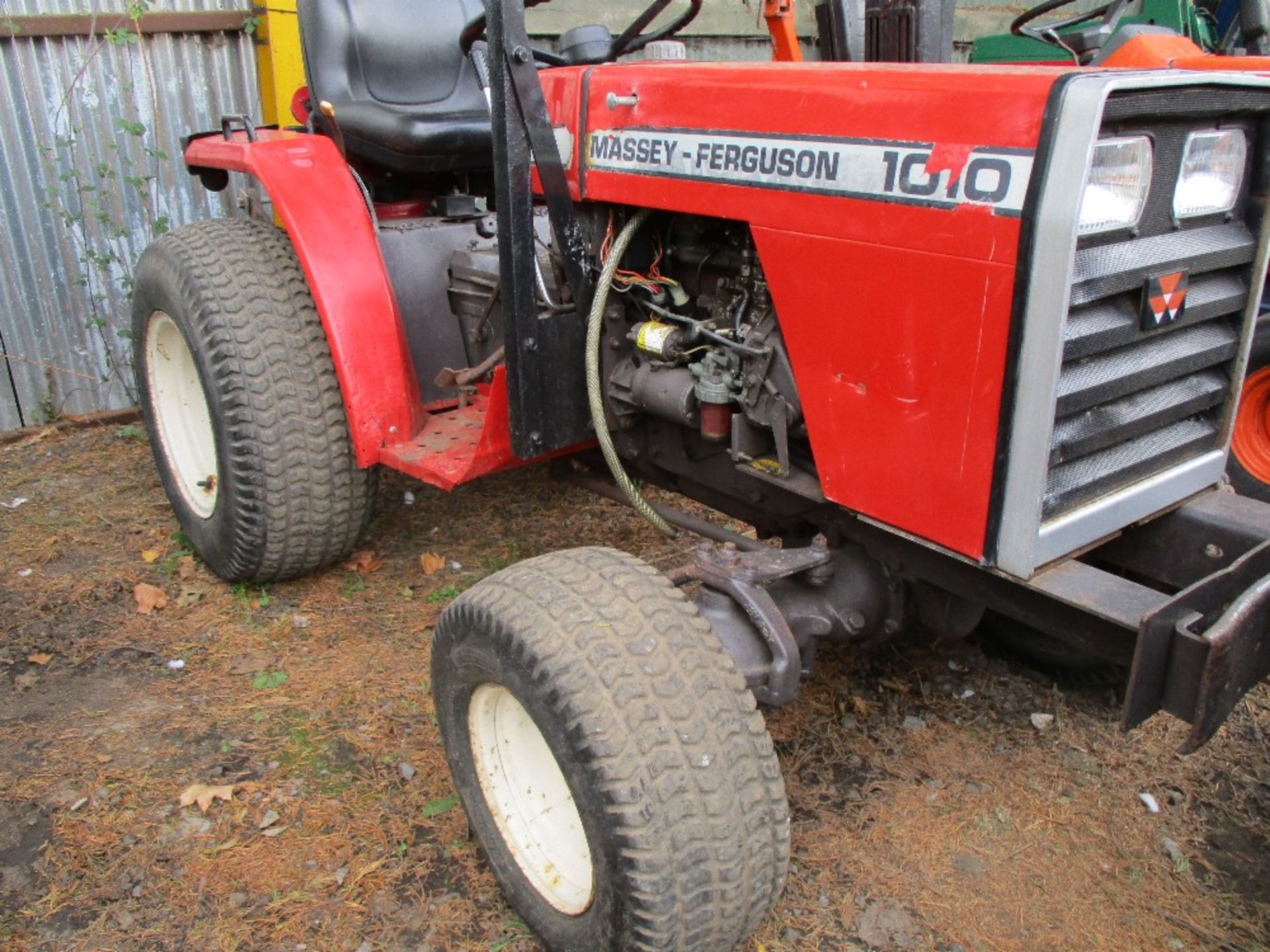 MASSEY FERGUSON 1010 4WD COMPACT TRACTOR WHEN TESTED WAS SEEN TO DRIVE, STEER AND BRAKE - Image 5 of 5