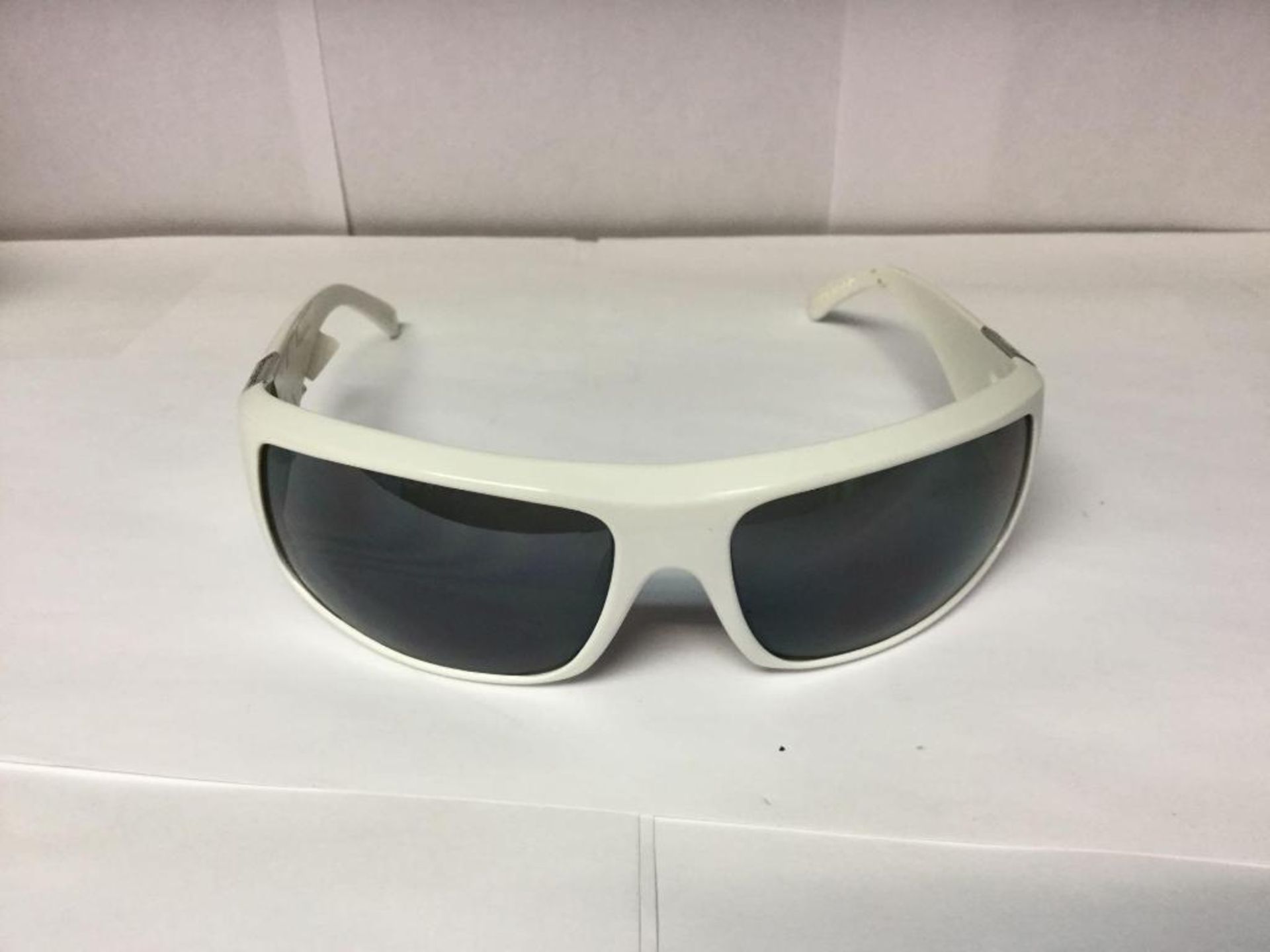Tapout Sunglasses with Box and bag Value $ 90 - Image 3 of 3