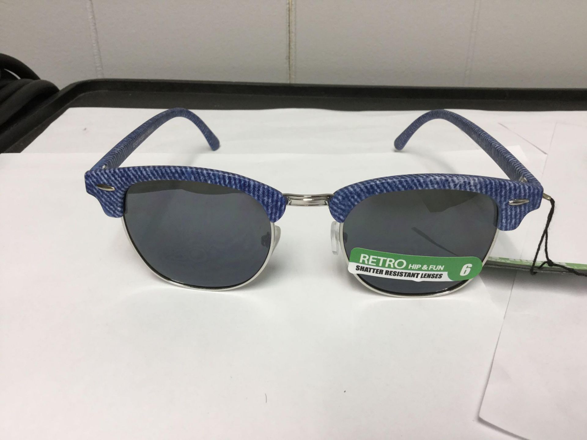 Lot of 2 uni-sex Retro Fashion Sunglasses - Image 3 of 3