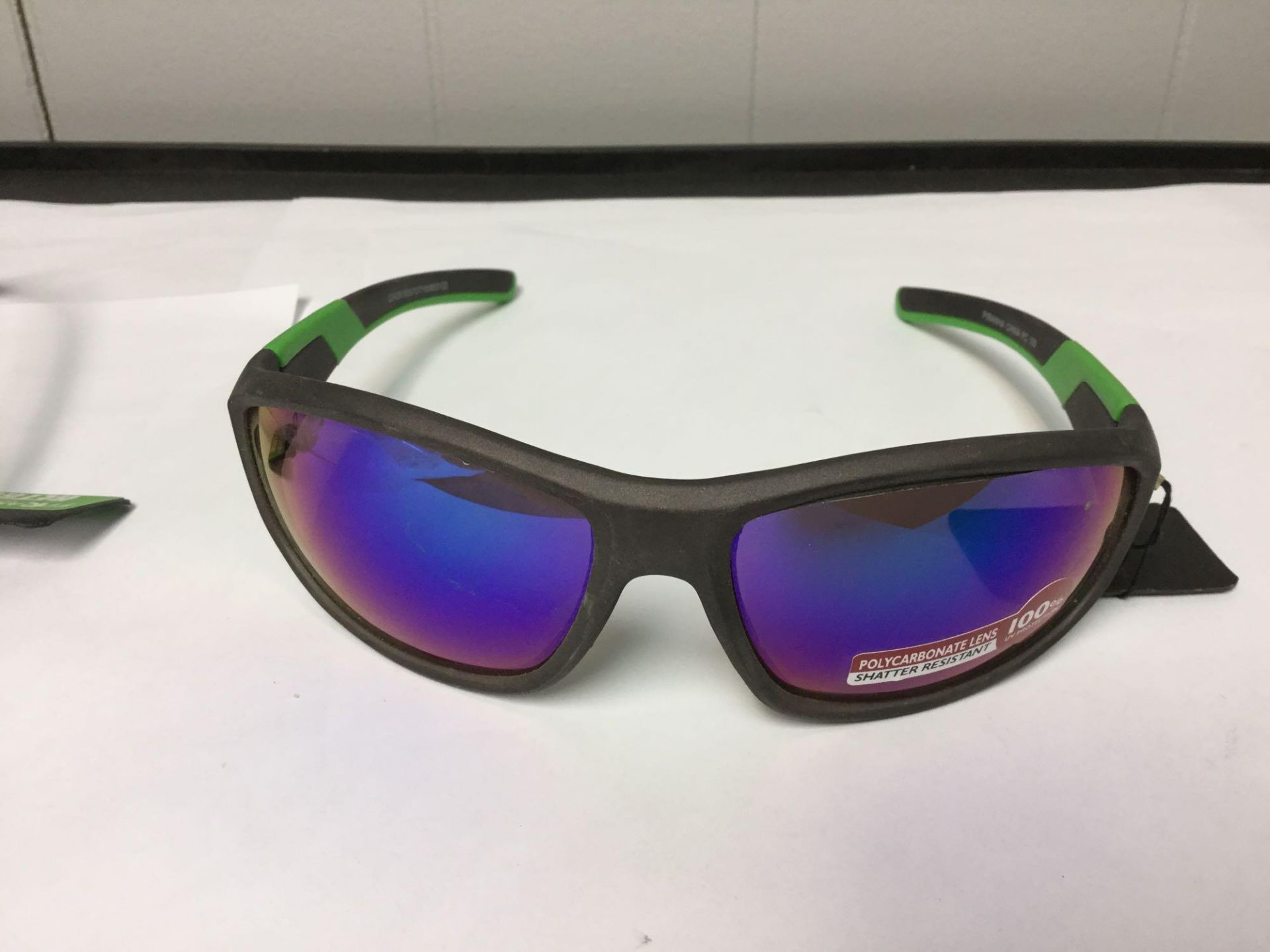 Lot of 2 uni-sex Retro Fashion Sunglasses - Image 2 of 3