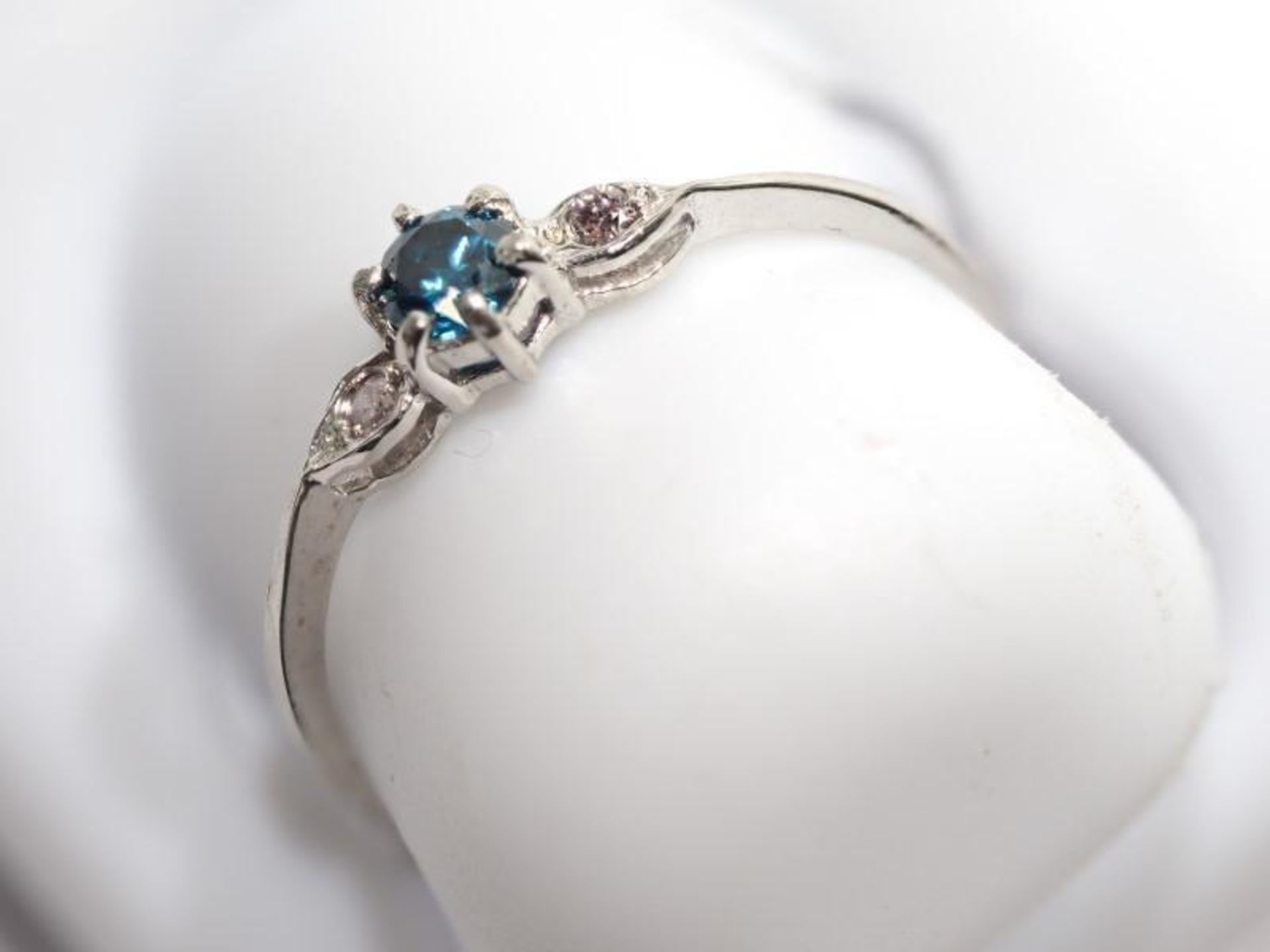 14K White Gold Blue and White Diamond Ring. Insurance Value $1565 (8-GC22) - Bild 2 aus 4