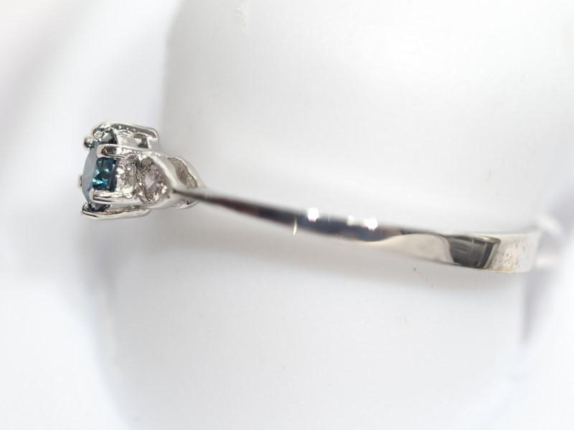 14K White Gold Blue and White Diamond Ring. Insurance Value $1565 (8-GC22) - Bild 3 aus 4