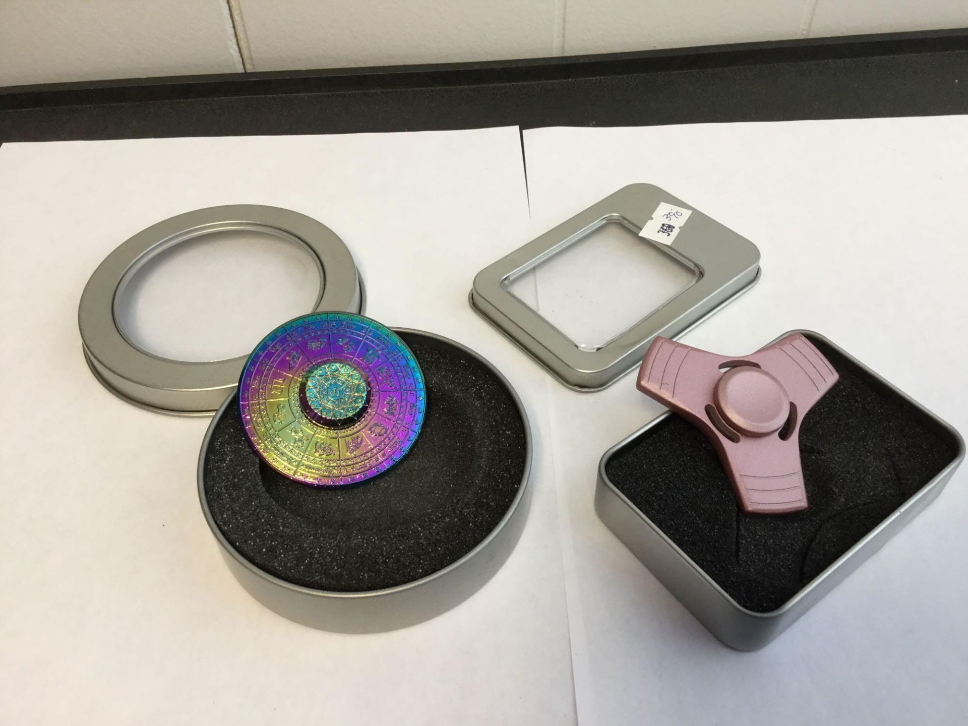 Lot of 2 Figdet Spinners - Horoscope and Pink