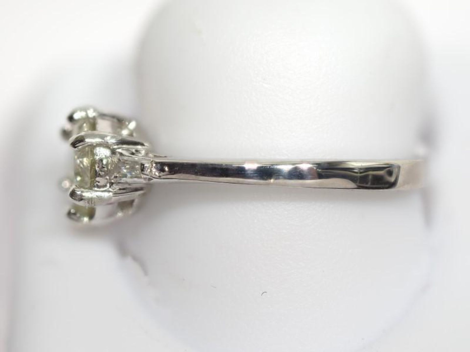 10K White Gold Diamond (1.00ct) with two Tapered Baguette Diamonds (0.08ct) Ring. Insurance Value $1 - Image 3 of 4