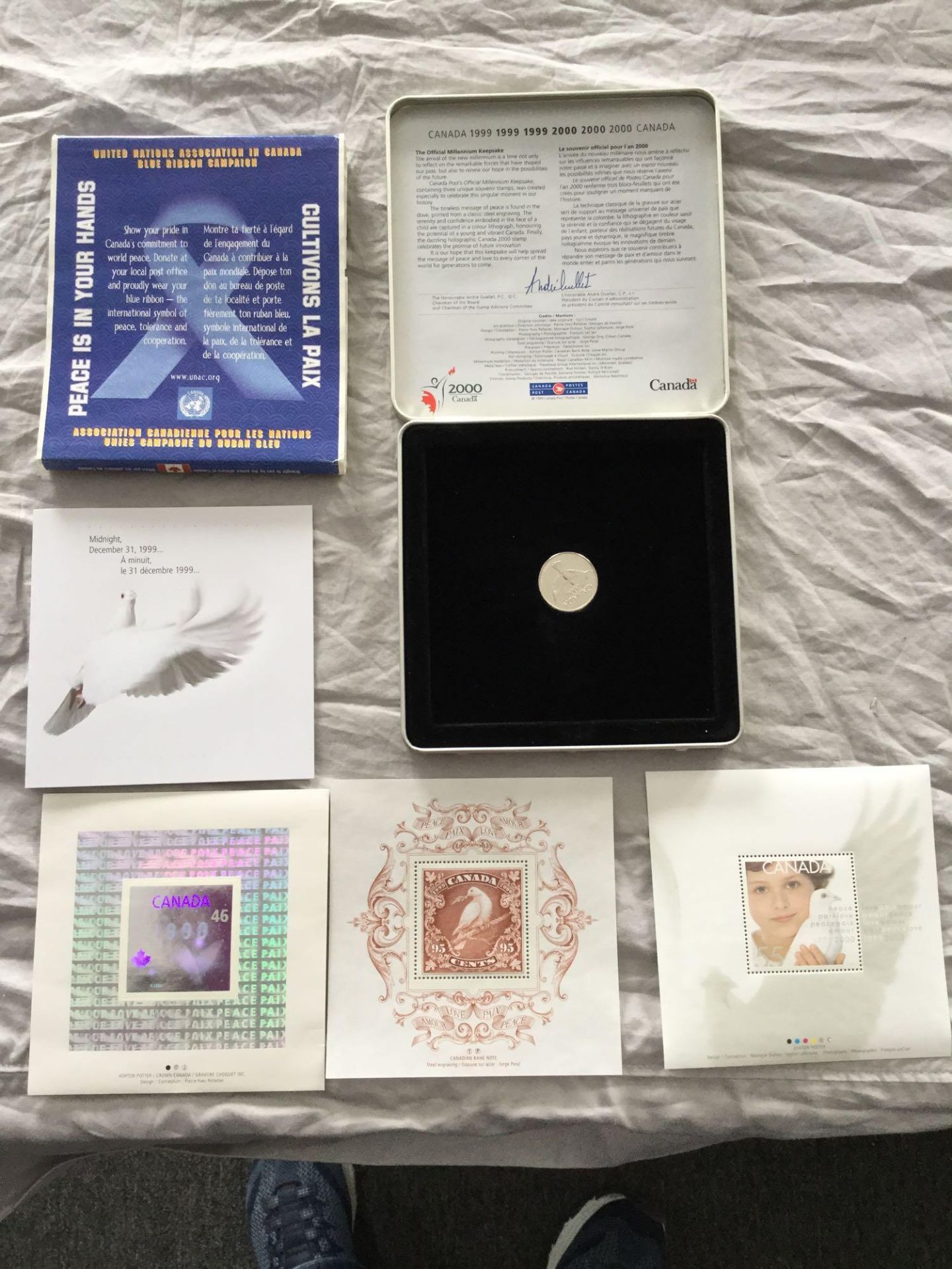 Royal Canadian Mint - 2000 United nations Blue Ribbon Campaign Collectors Stamp and 25 cent coin set - Image 3 of 4