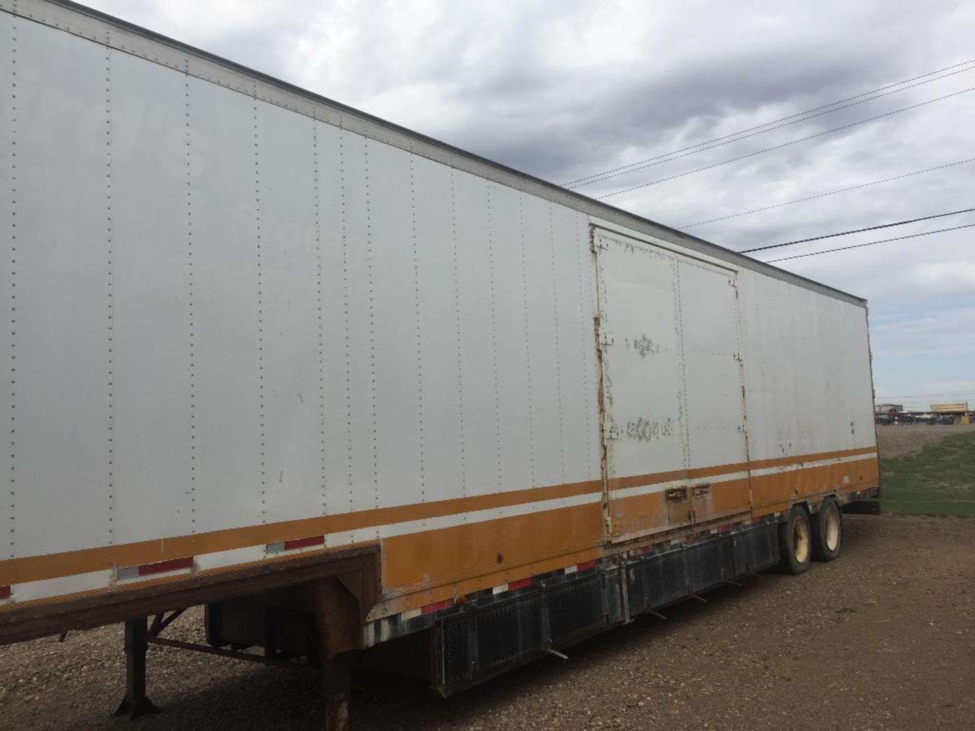 1989 KENTUCKY LOW DECK MOVING TRAILER. USED FOR STORAGE ON SITE FOR PAST 2 YEARS. - Image 4 of 6