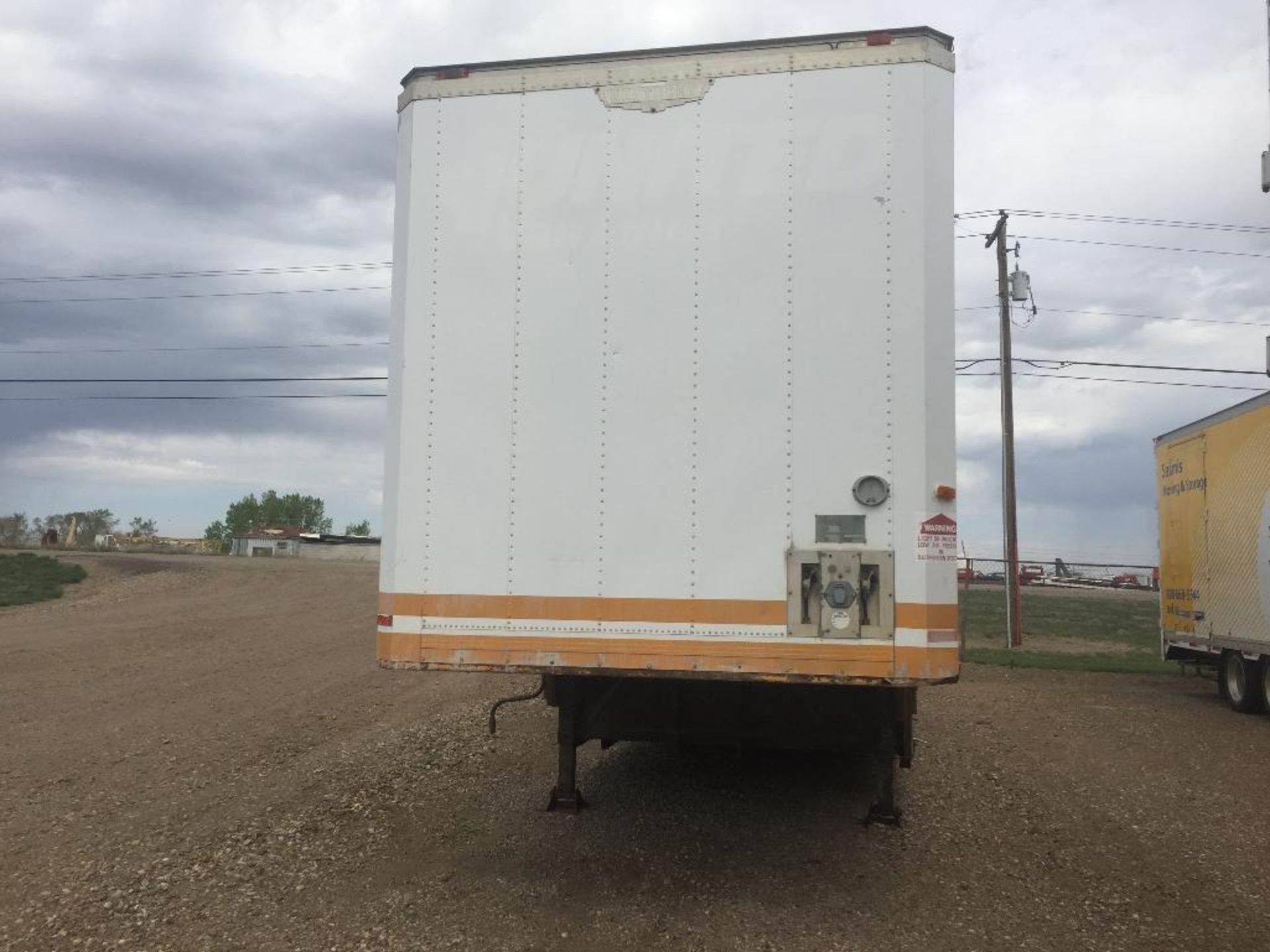 1989 KENTUCKY LOW DECK MOVING TRAILER. USED FOR STORAGE ON SITE FOR PAST 2 YEARS. - Image 2 of 6