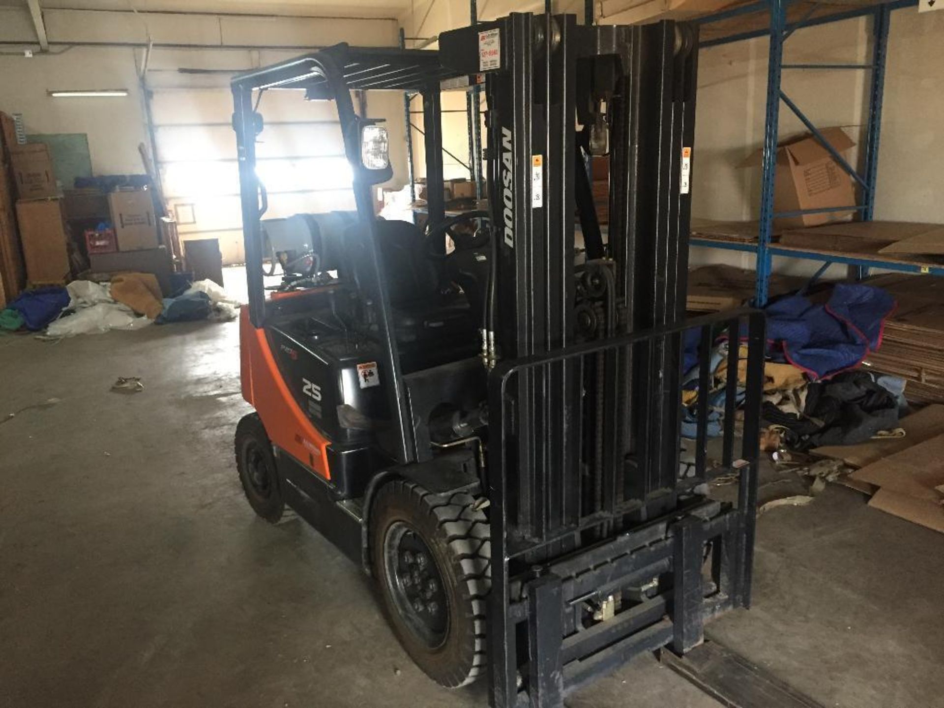 2012 DOOSAN MODEL 25, 4500LBS, TRIPLE STAGE MAST, PROPANE FORKLIFT VIN: FGA08179003370 - Image 2 of 3