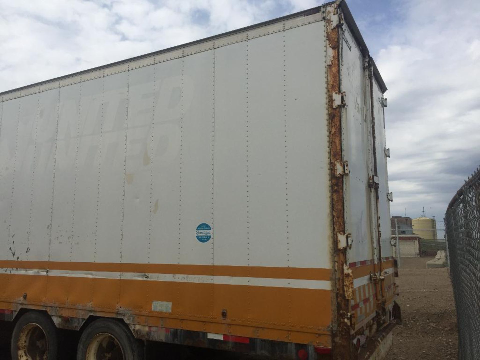 1989 KENTUCKY LOW DECK MOVING TRAILER. USED FOR STORAGE ON SITE FOR PAST 2 YEARS. - Image 5 of 6