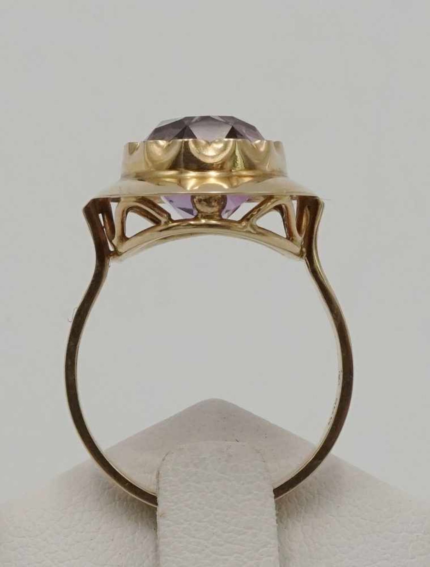 Amethystring in Gold2. Hälfte 20. Jh., 585/- Gelbgold, ein ca. 5,0 ct Amethyst im Ovalschliff, - Bild 2 aus 2