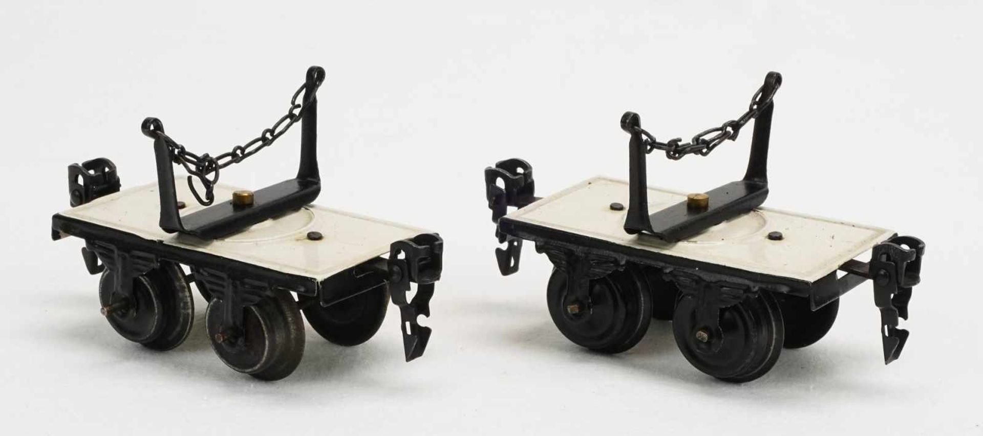 Vier Märklin Holzwagen und ein Kranwagen, Spur 0, um 1930Blech, zwei weiße Langholzwagen, zwei - Image 3 of 7