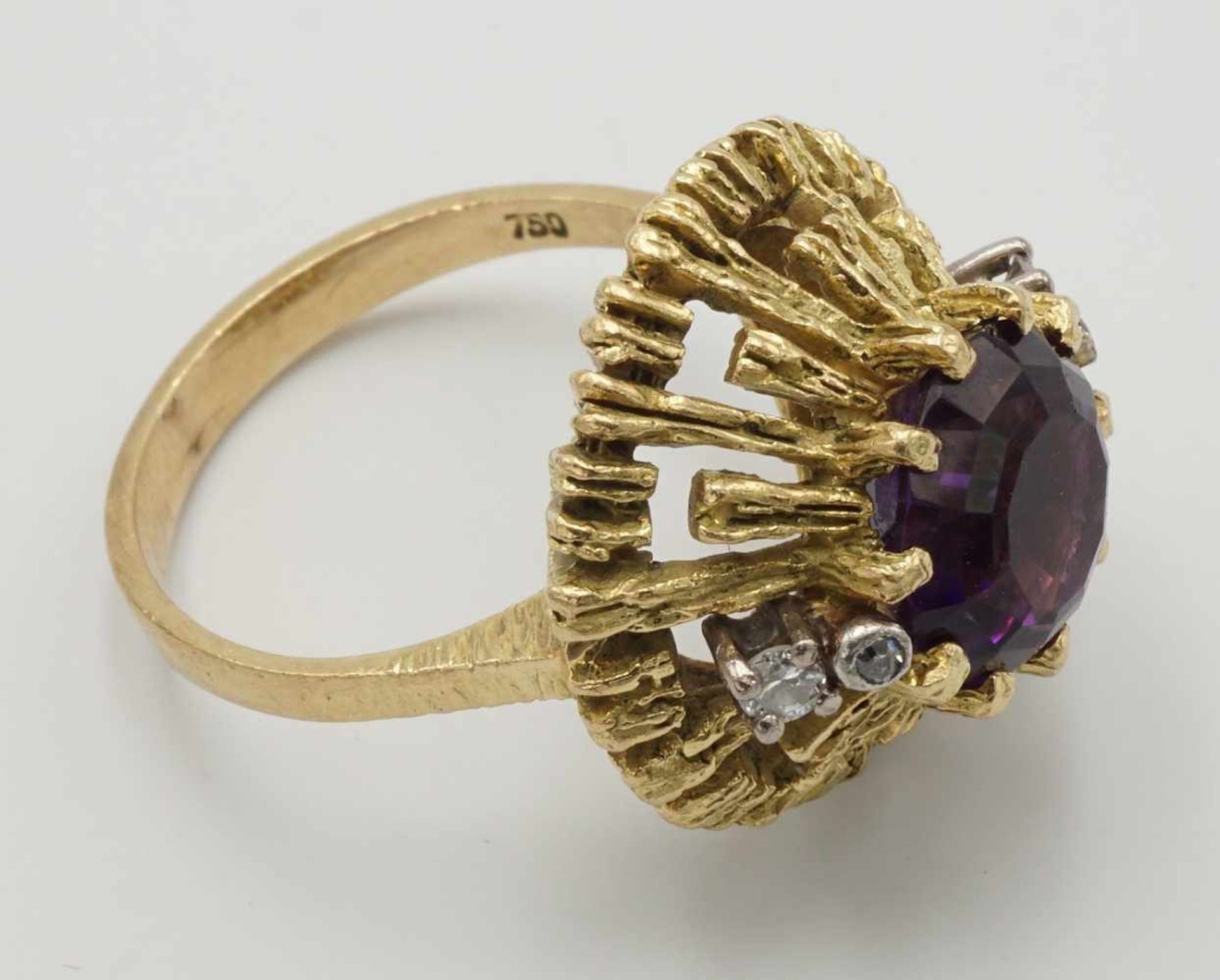 Goldring mit Amethyst, Brillanten und Diamanten750/- Gelbgold, ein Amethyst im Rundschliff, - Bild 3 aus 3