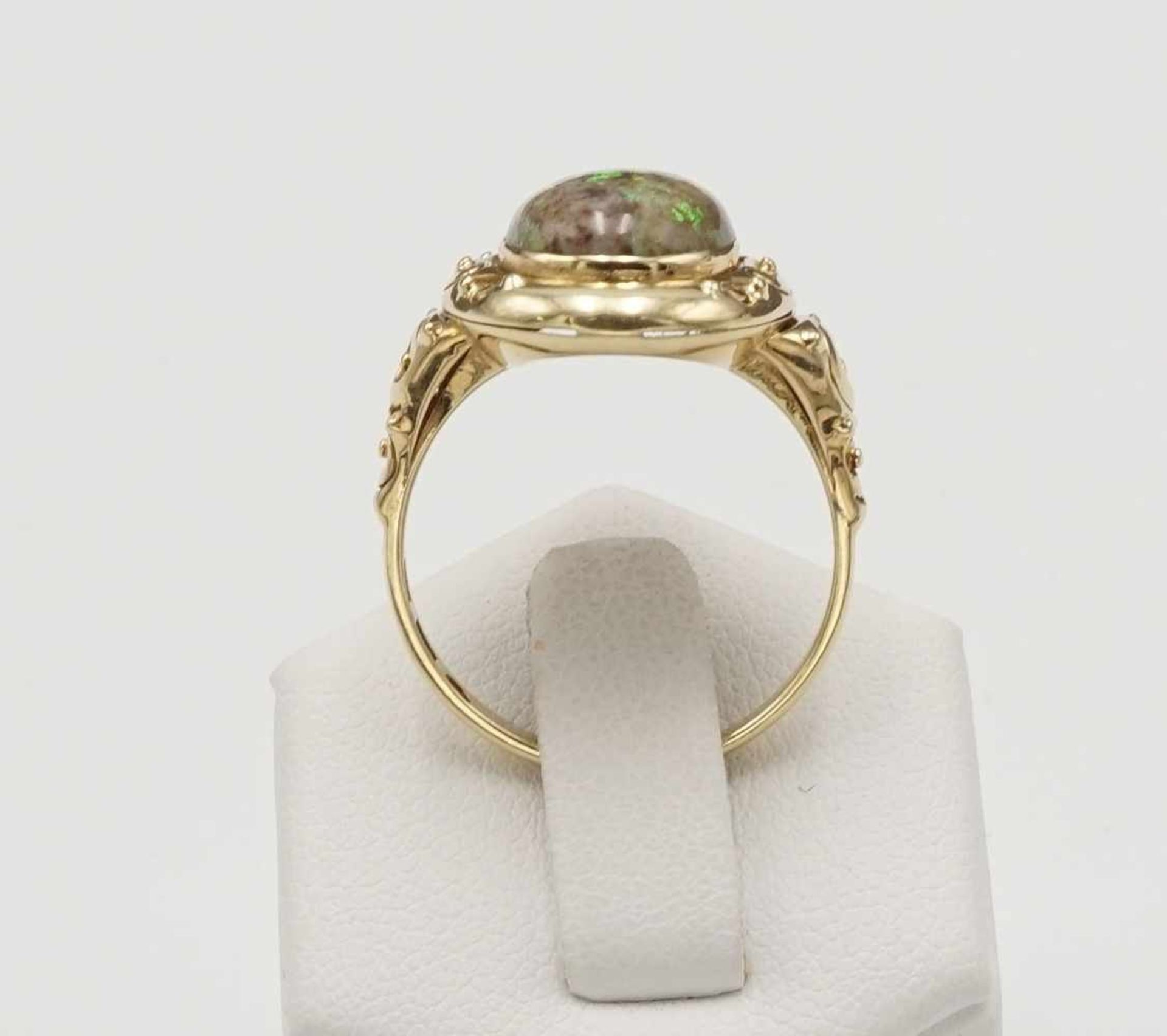 Opalring in Gold2. Hälfte 20. Jh., 585/- Gelbgold, ein großer Opal im Cabochonschliff, - Bild 3 aus 3