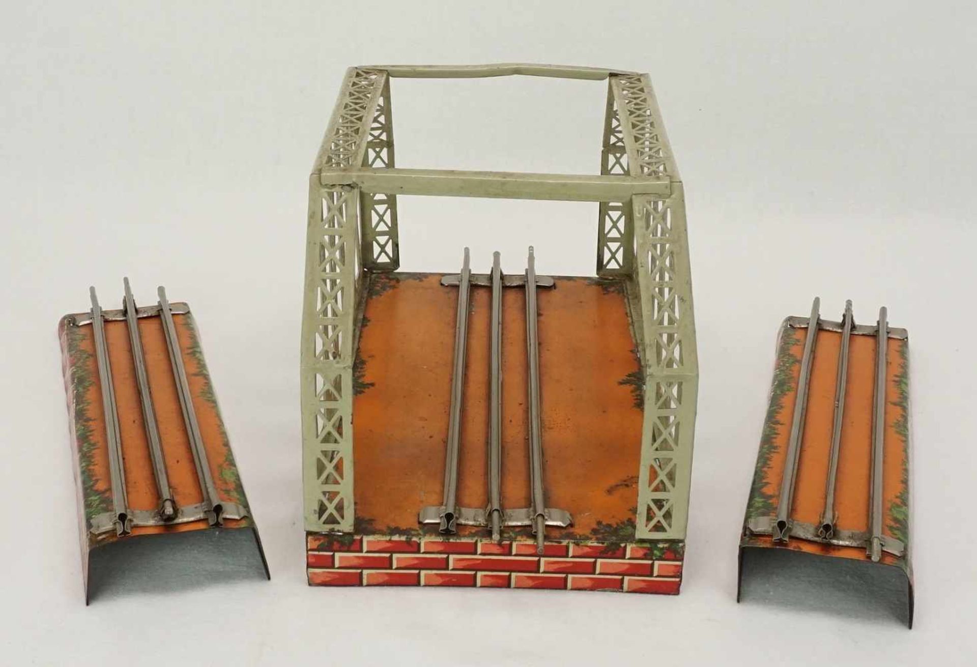 Bing Gittermast Brücke, Spur 0, 1. Hälfte 20. Jh.Blech lithografiert, mit Schienen und zwei - Image 2 of 2