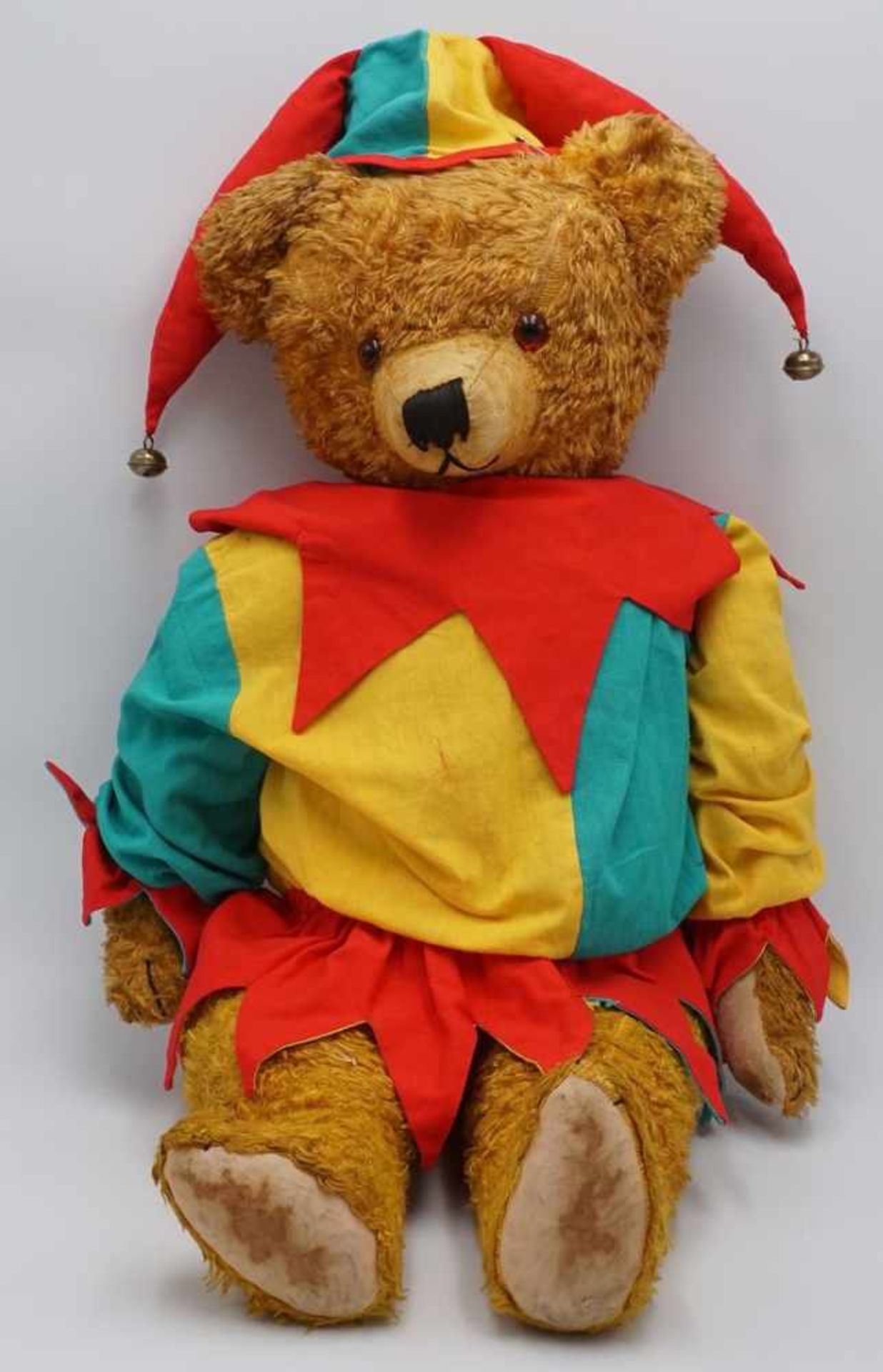 VEB Sonni Teddy im Narrengewand, 2. Hälfte 20. Jh.Holzwolle, mit Stimme, gesticktes Gesicht,