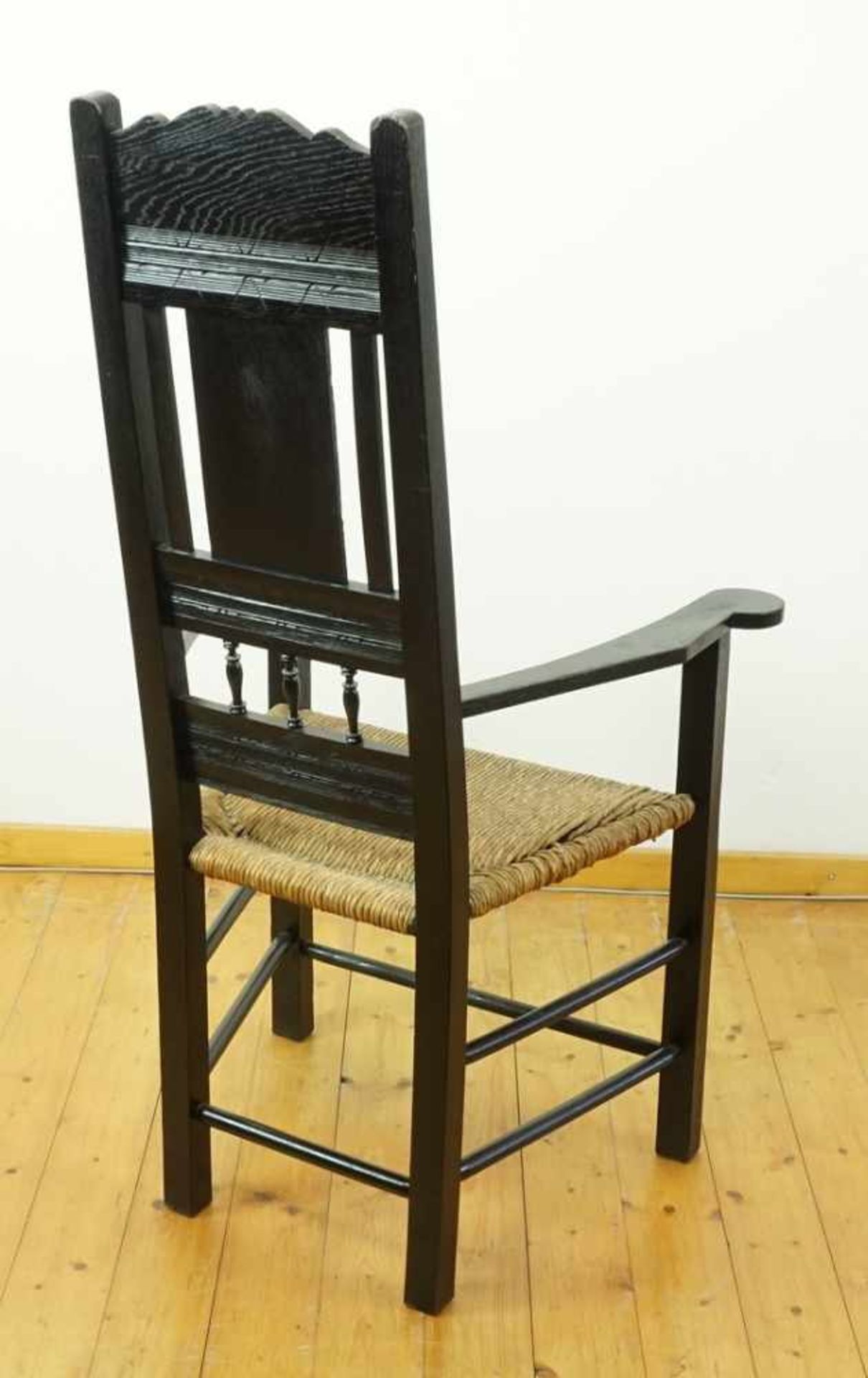Zwei Worpswede Armlehnstühle, Eiche schwarz gestrichenum 1920, Stühle mit Bastgeflecht, verschnitzte - Image 4 of 9