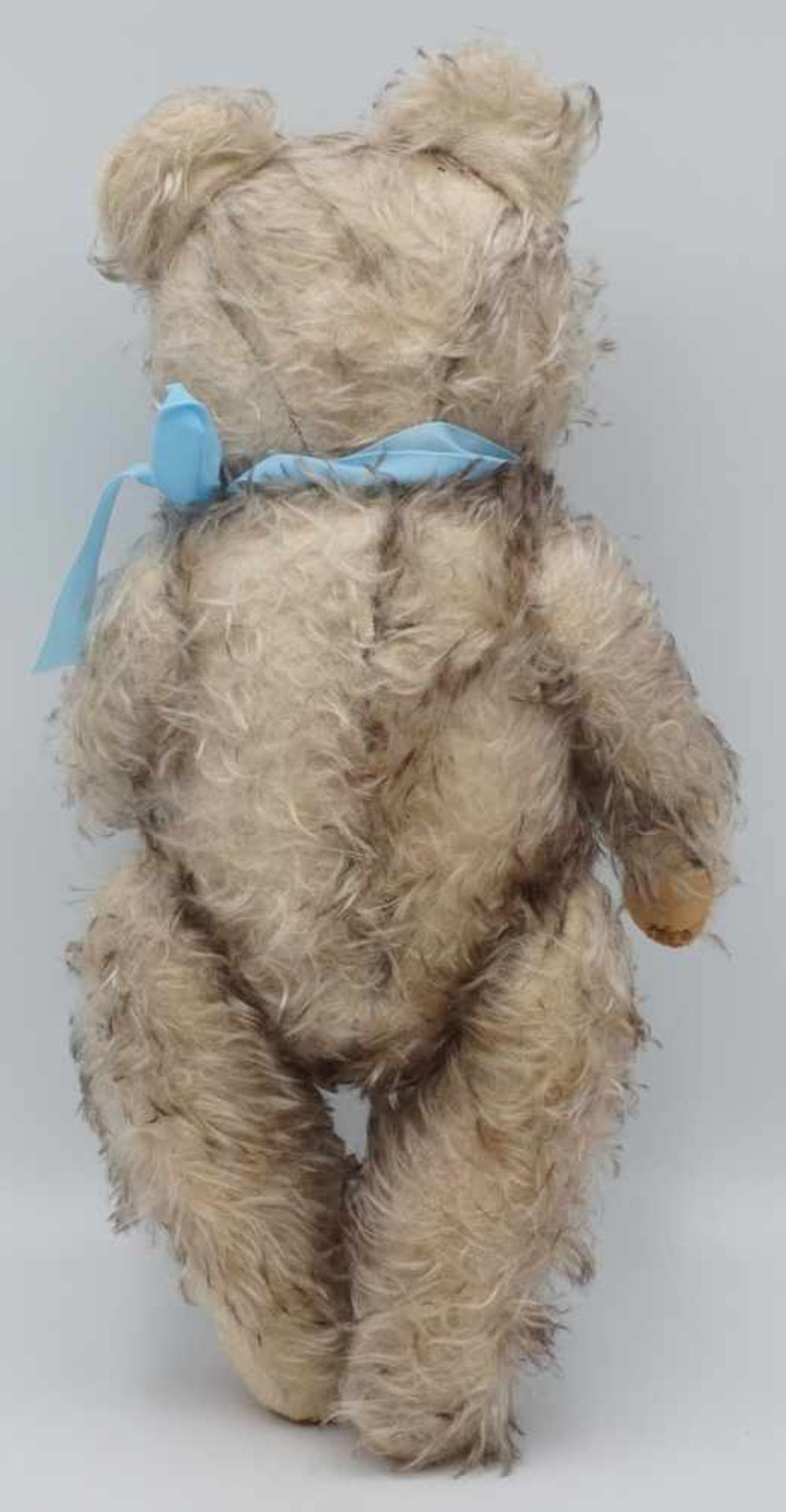 Teddy Hermann mit blauer Schleife, 1. Hälfte 20. Jh.Mohair, Holzwolle, gesticktes Gesicht, - Bild 2 aus 2