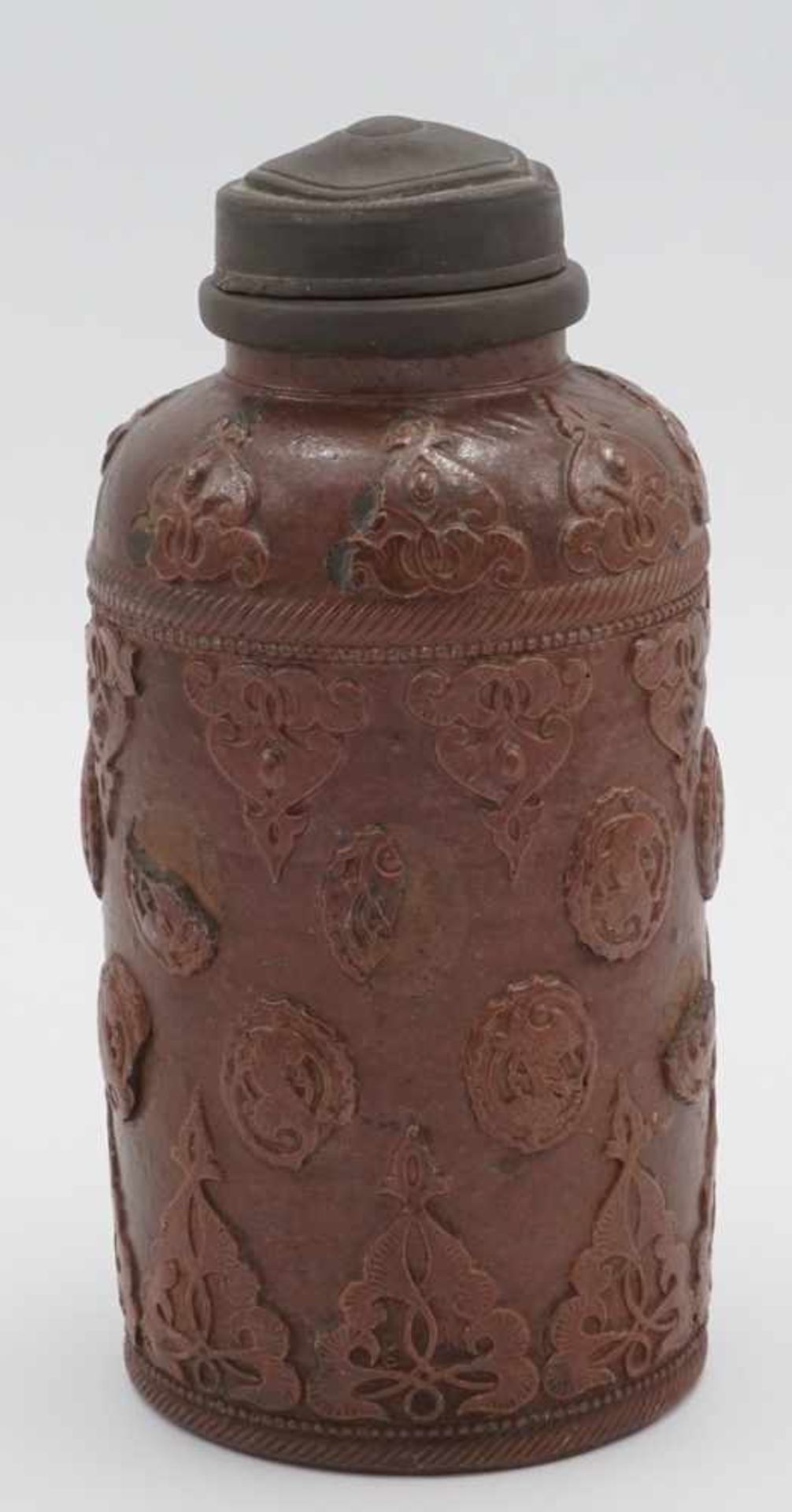 Seltene barocke Tonflasche mit Zinnmontierungmit aufgelegten floralen Tonapplikationen, 18. Jh., mit - Image 2 of 4