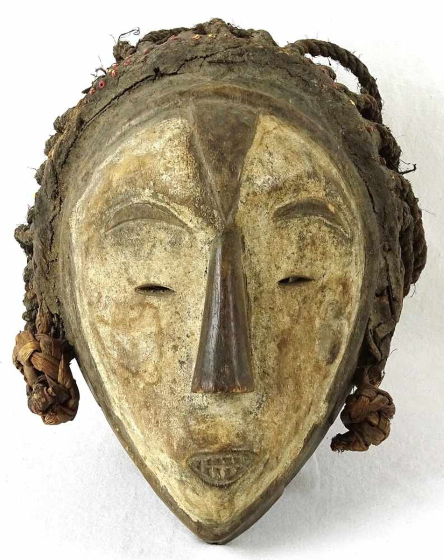 Helmmaske, Gabunweiß patiniertes Holz, aus Harzer Privatsammlung, altersgemäß guter Zustand, H. 25