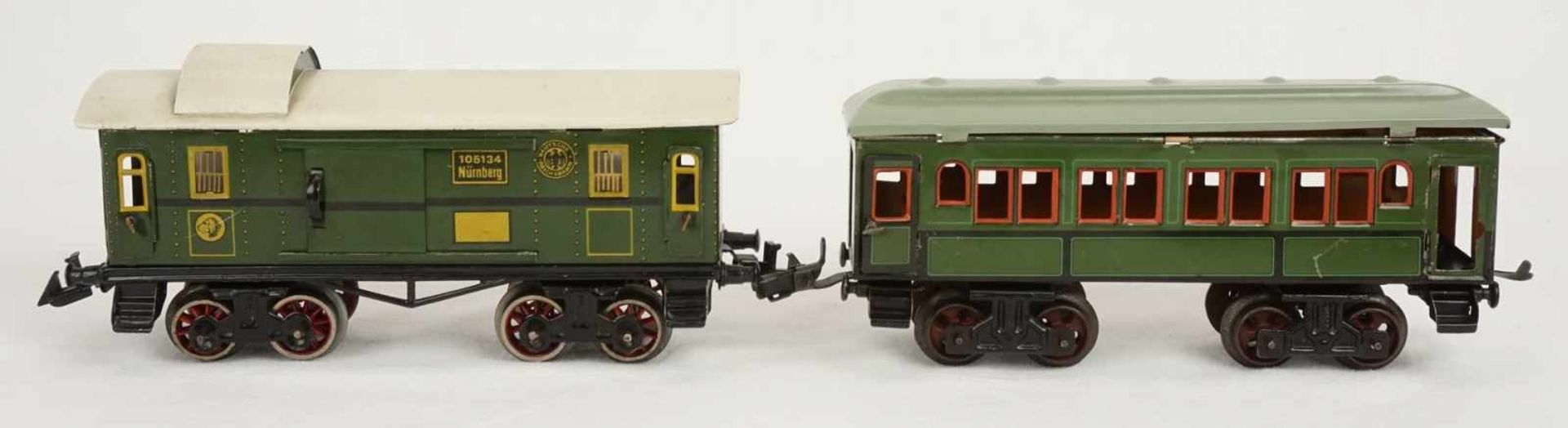 Bing Gepäckwagen und Karl Bub Personenwagen, Spur 0, um 19201) Bing Gepäckwagen mit vier Achsen, - Bild 2 aus 6