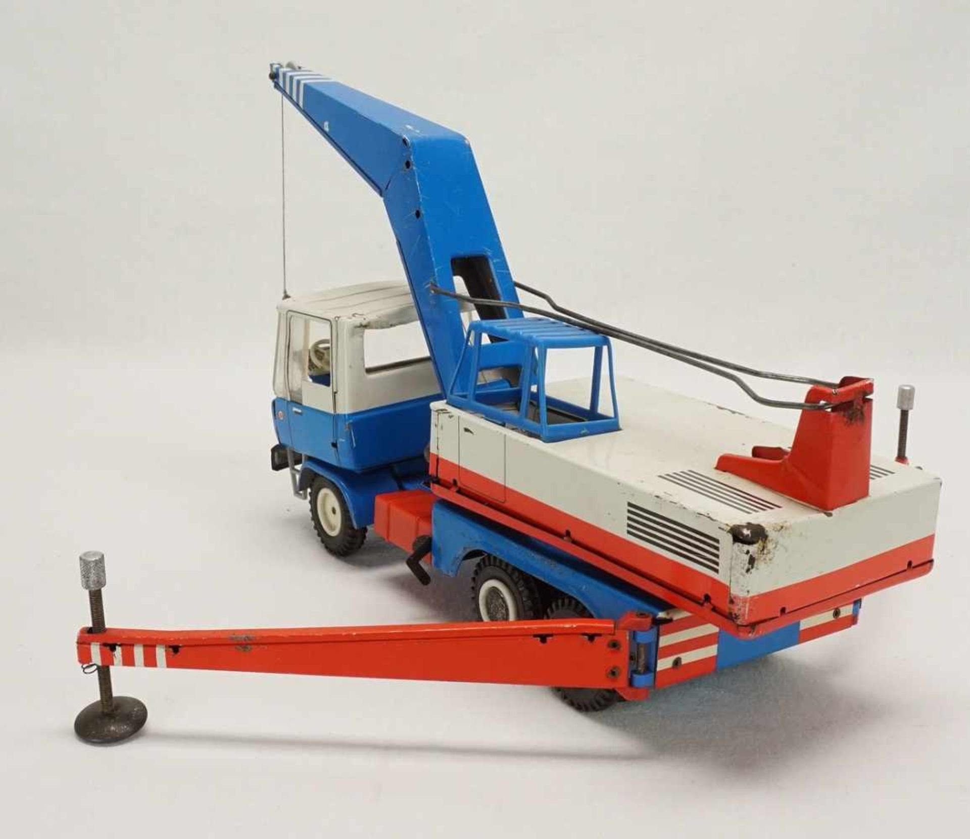Fünf Blech LKWs, 2. Hälfte 20. Jh.Tin Toy Feuerwehr / Leiterwagen mit Batterieantrieb, LKW mit - Bild 6 aus 12