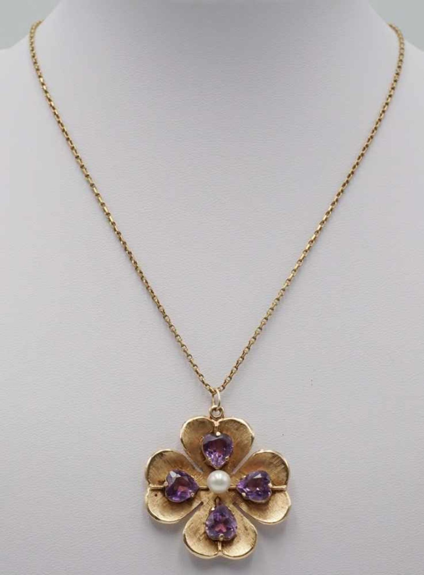 Kleeblattanhänger mit Herz-Amethysten an Kette2. Hälfte 20. Jh. 1) Anhänger, 585/- Gelbgold (14K - Bild 2 aus 3