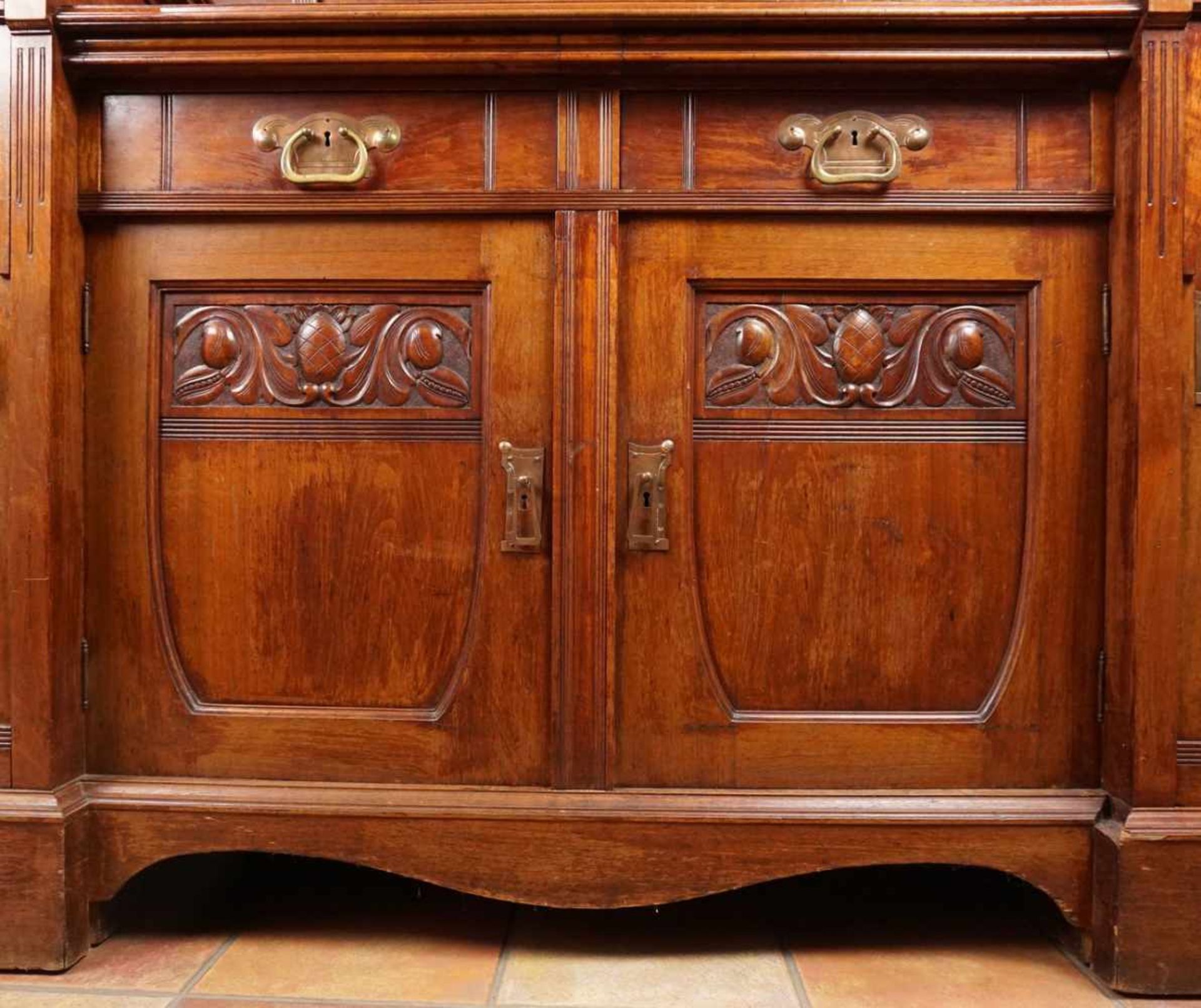 Repräsentativer Jugendstil Büffetschrank, Nussbaum furniertum 1910, zweiteilig, Aufsatzschrank mit - Bild 6 aus 7