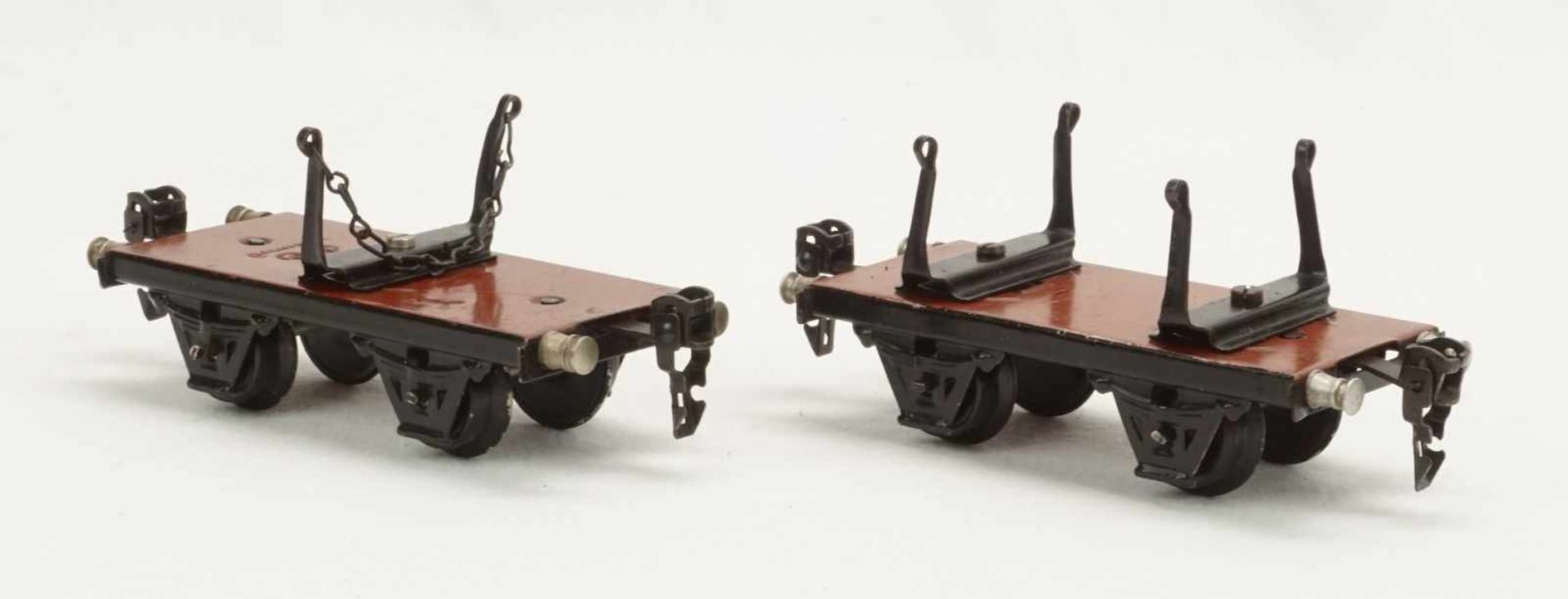 Vier Märklin Holzwagen und ein Kranwagen, Spur 0, um 1930Blech, zwei weiße Langholzwagen, zwei - Bild 5 aus 7