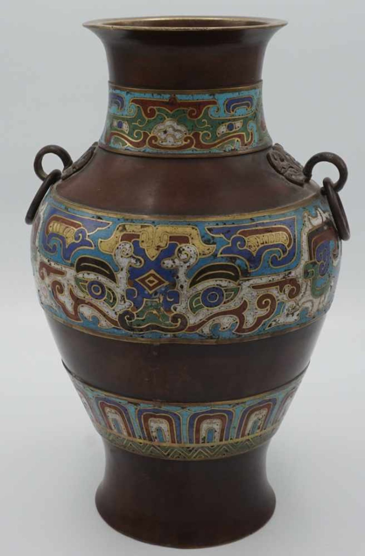 Cloisonnévase, 19. Jh.Messing, im Boden germarkt, bandartige Emaileinlagen, beidseitig Trageringe,