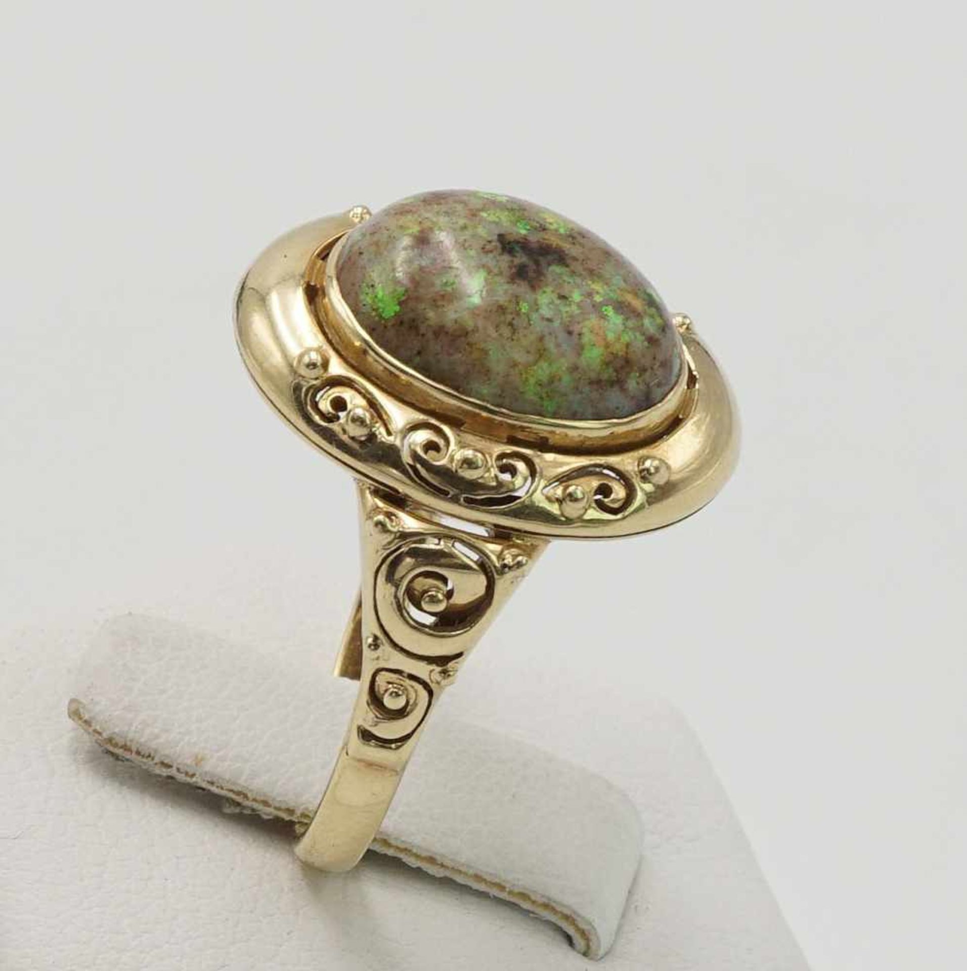 Opalring in Gold2. Hälfte 20. Jh., 585/- Gelbgold, ein großer Opal im Cabochonschliff, - Bild 2 aus 3