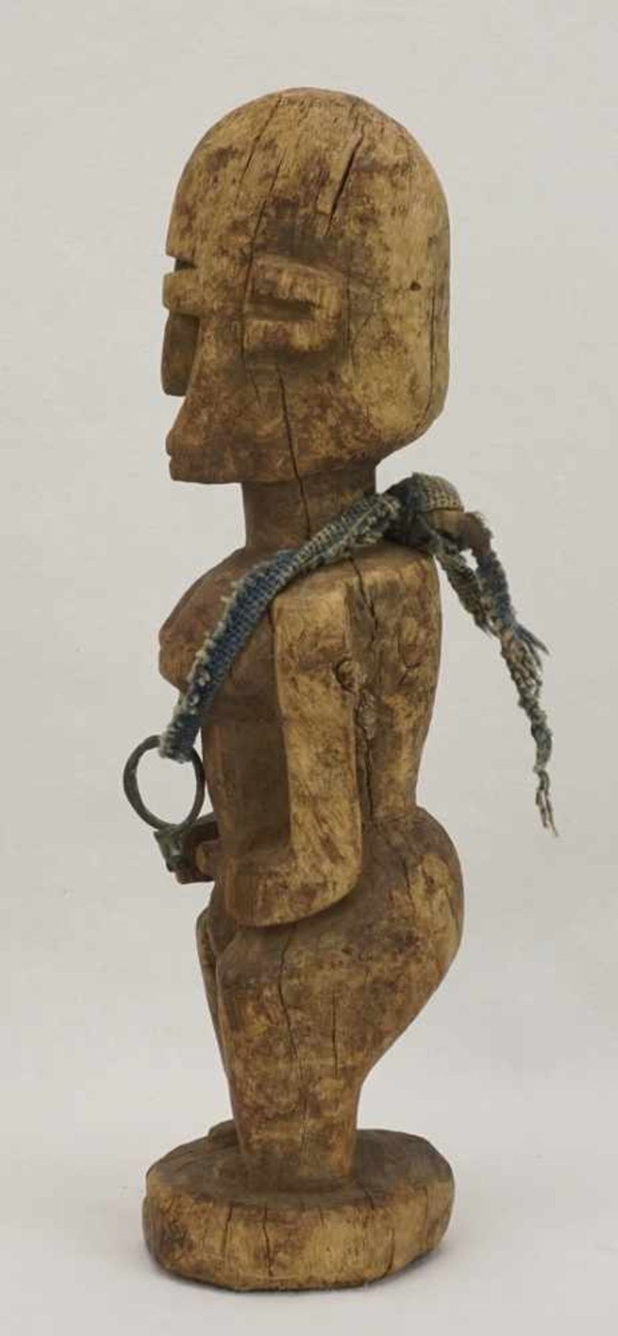 Stehende weibliche Figur der Dogon, Mali, um 1920Hartholz, schöne Alterspatina, an Stoff hängender - Image 2 of 4