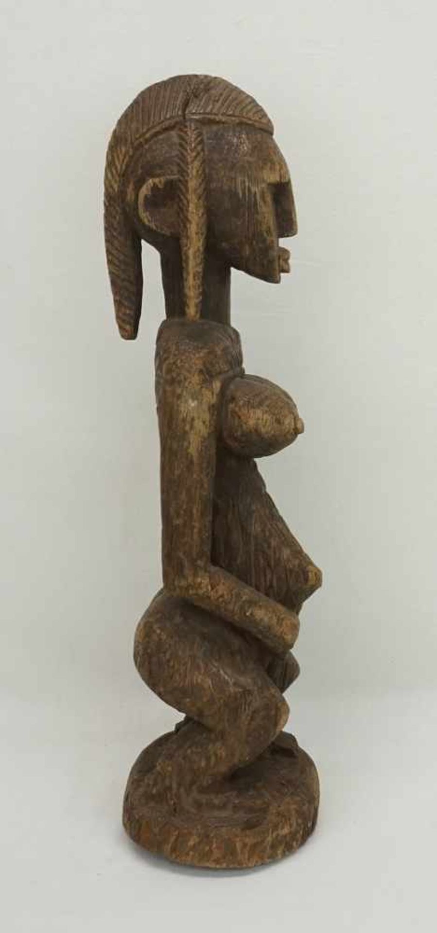 Stehende weibliche Figur der Dogon, MaliHartholz, braune Patina, Augen aus Metall, altersgemäßer - Image 4 of 4