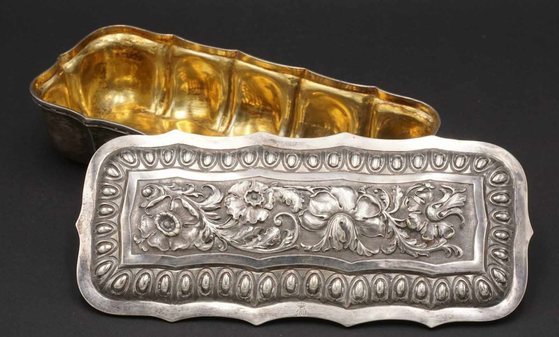 Umfangreiche Reise-Waschgarnitur der Königin Marie von Bayern, um 185013-lötiges Silber, innen - Image 15 of 21
