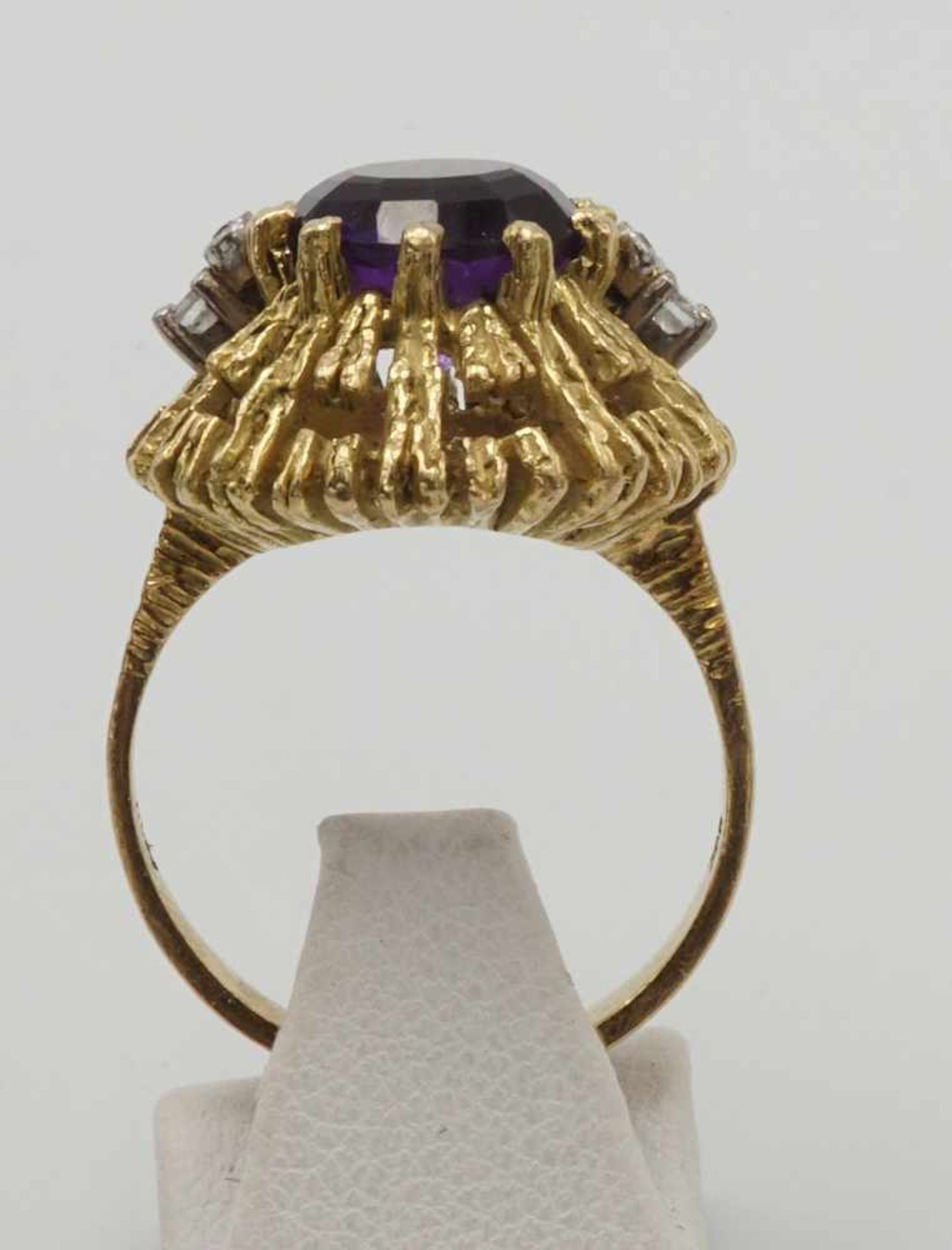 Goldring mit Amethyst, Brillanten und Diamanten750/- Gelbgold, ein Amethyst im Rundschliff, - Bild 2 aus 3