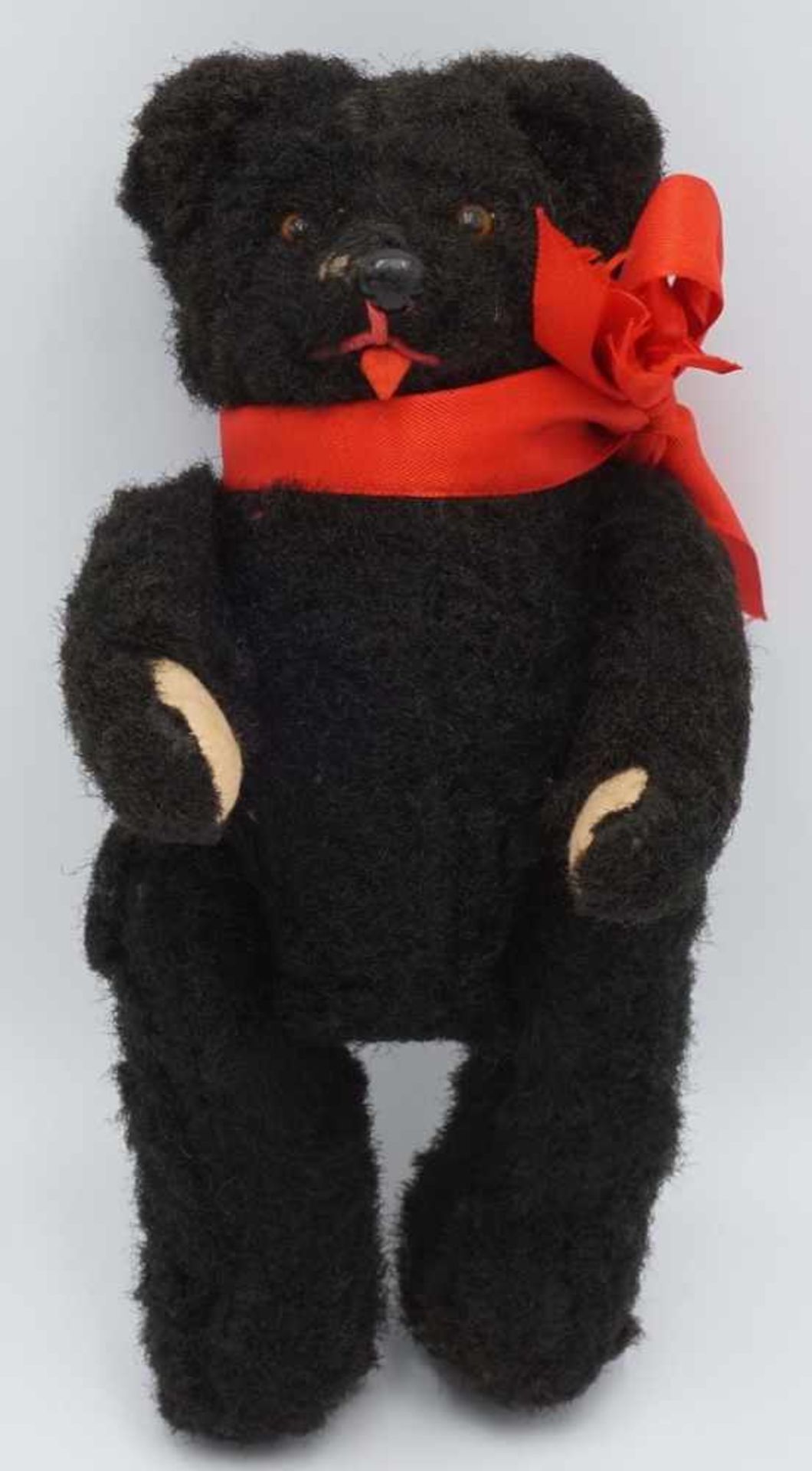 Drei verschiedene Teddybären, 1. Hälfte 20. Jh.Holzwolle, gesticktes Gesicht, Glasaugen, - Bild 4 aus 4