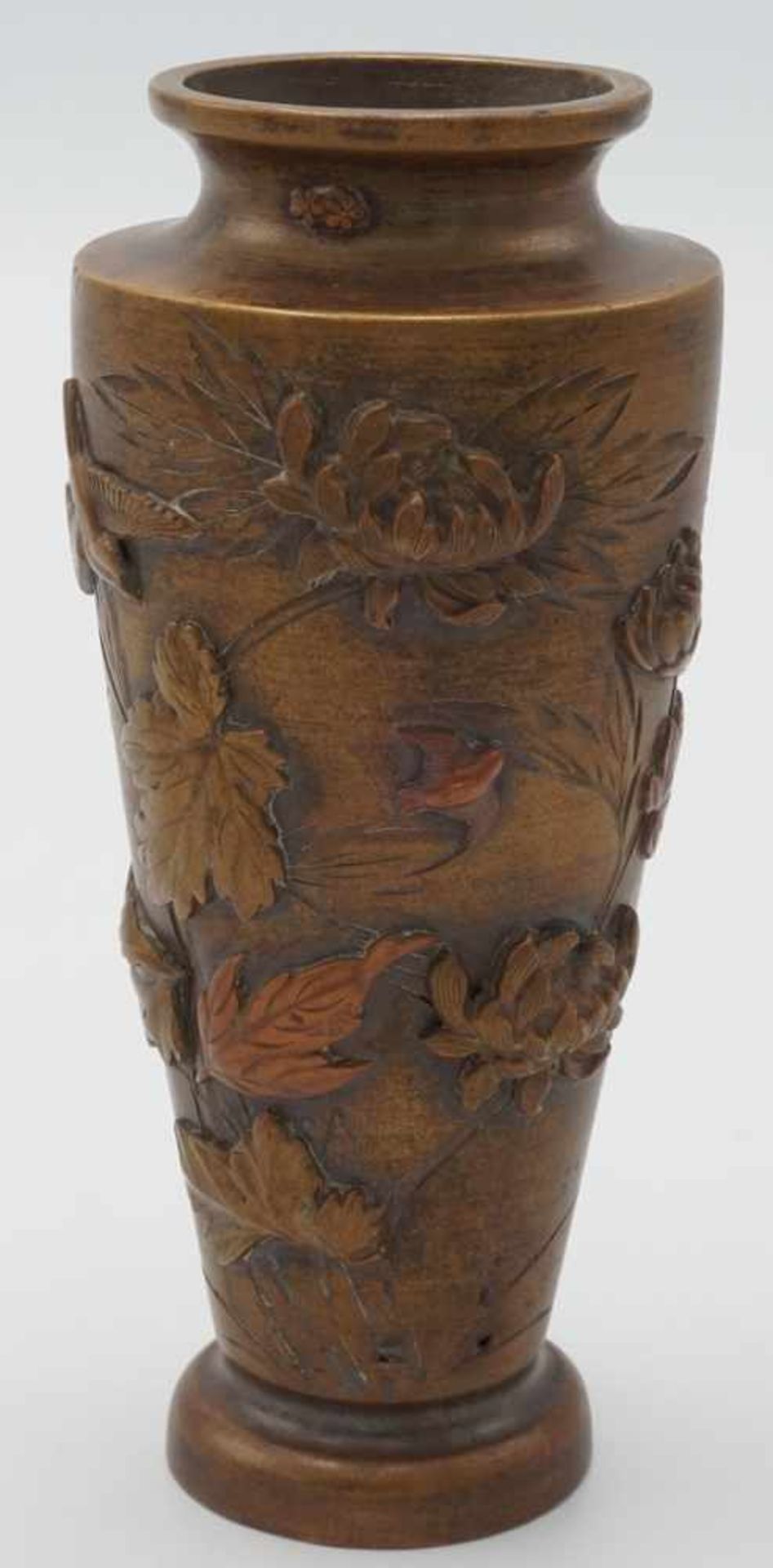 Bronzevase aus Japan, um 1920Bronze, kleine konische Vase mit aufgelegten Blüten und Vögeln in