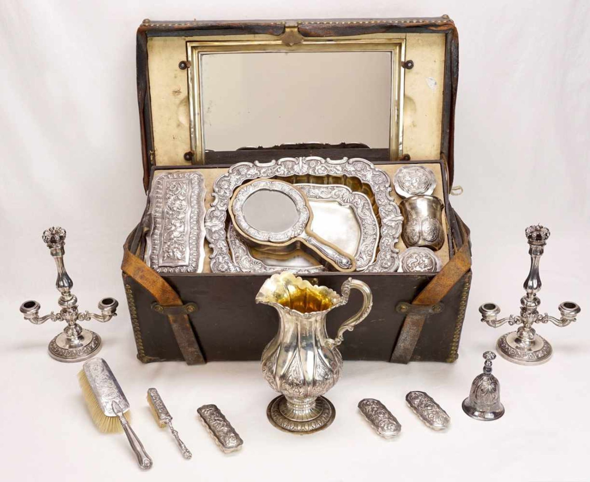Umfangreiche Reise-Waschgarnitur der Königin Marie von Bayern, um 185013-lötiges Silber, innen - Image 2 of 21