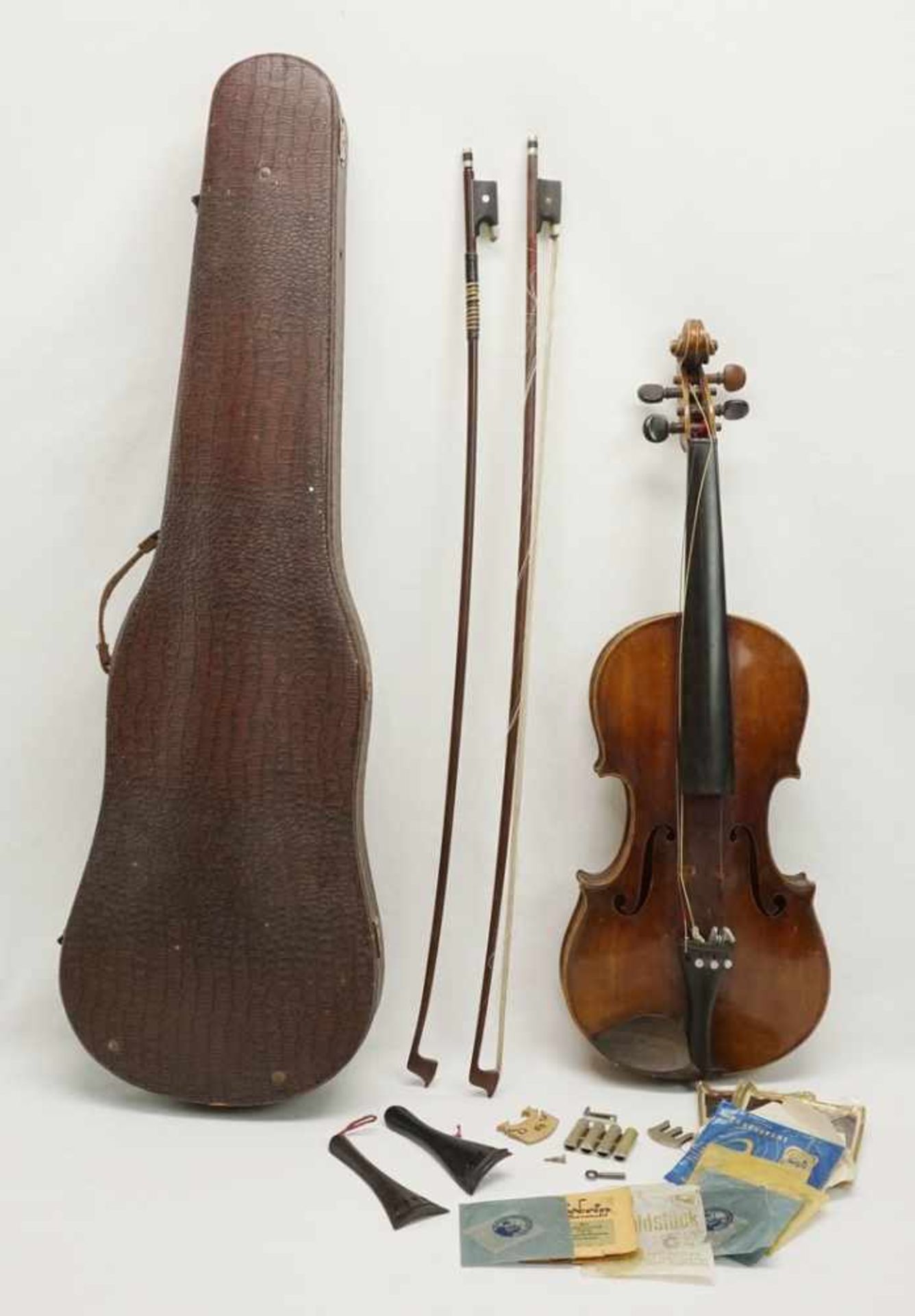 4/4 Geige, um 1920Geige mit 2 Bögen in Geigenkasten, Decke Fichte, Boden zweiteilig Rigelahorn,