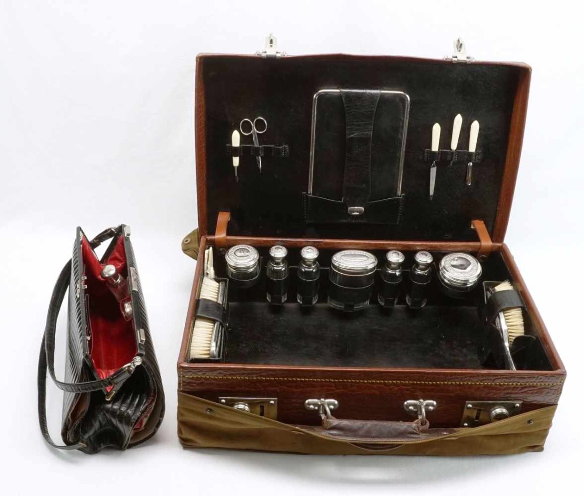 Damenkoffer mit Toilettengarnitur, um 1930Metall verchromt, 16 Teile, Spiegel, Bürsten, Flaschen und
