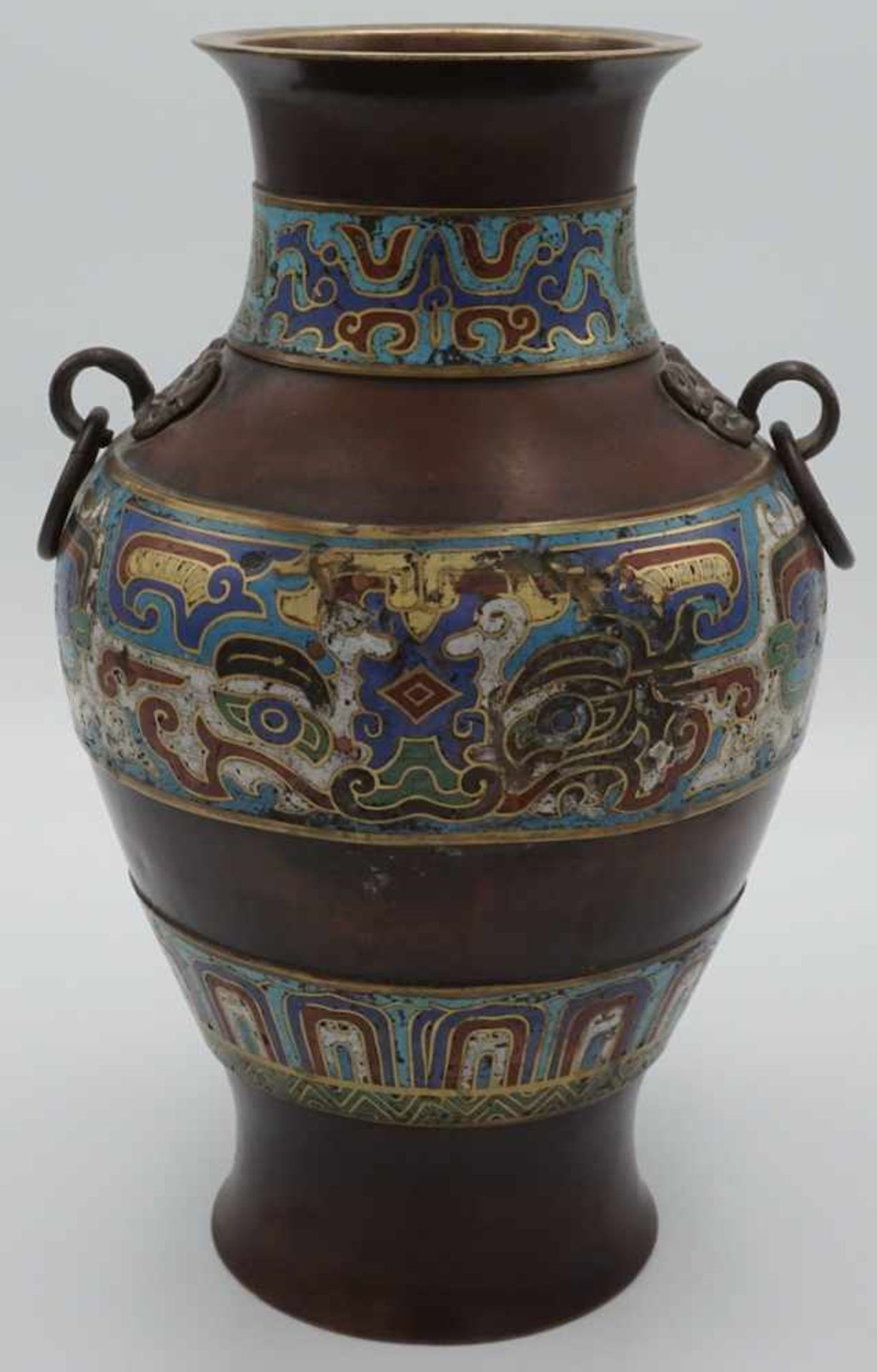 Cloisonnévase, 19. Jh.Messing, im Boden germarkt, bandartige Emaileinlagen, beidseitig Trageringe, - Bild 3 aus 4