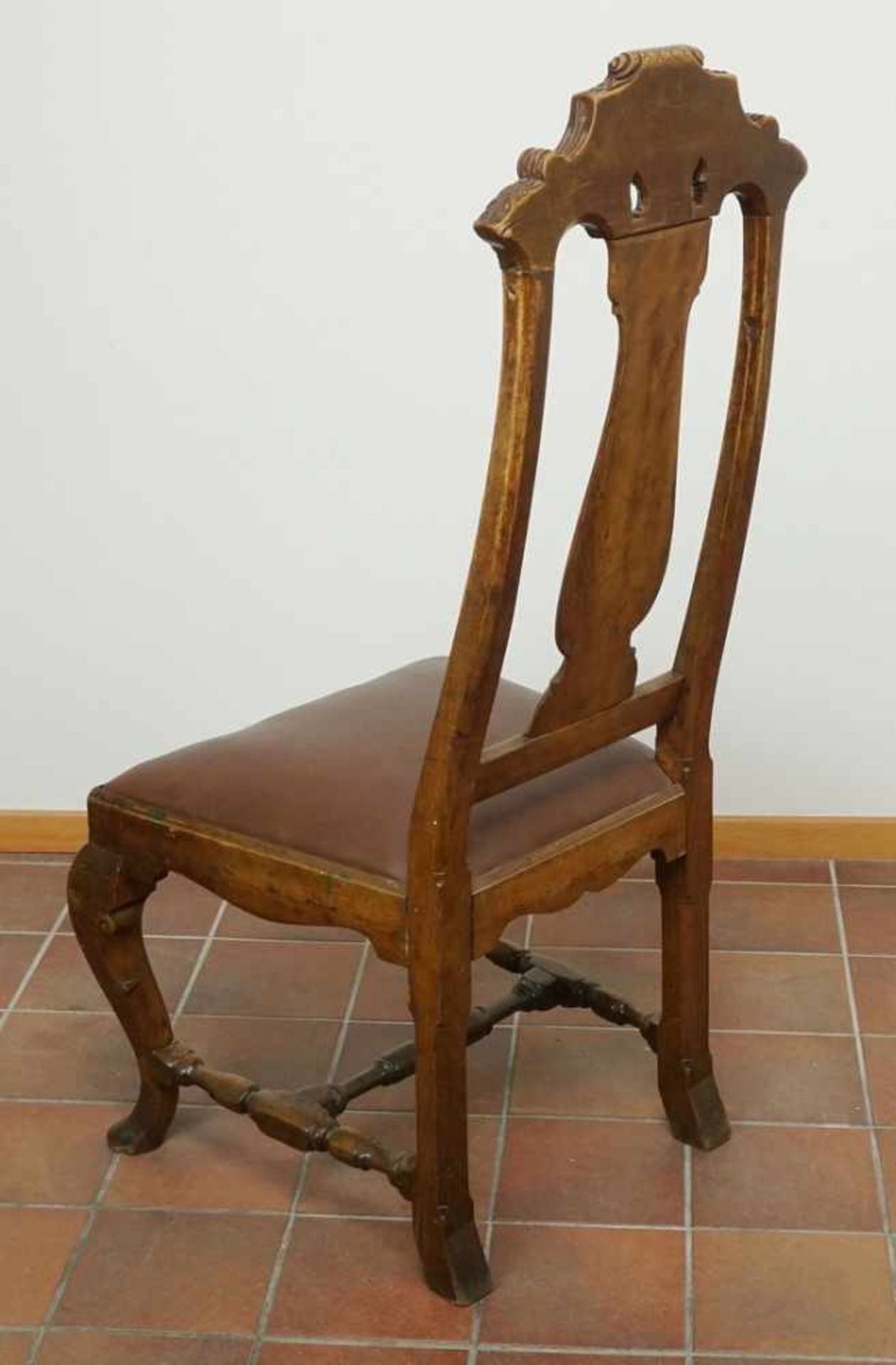 Zwei Historismus Stühle im Barockstil, Nussbaumum 1870, trapezförmiger Sitzrahmen, - Image 4 of 9