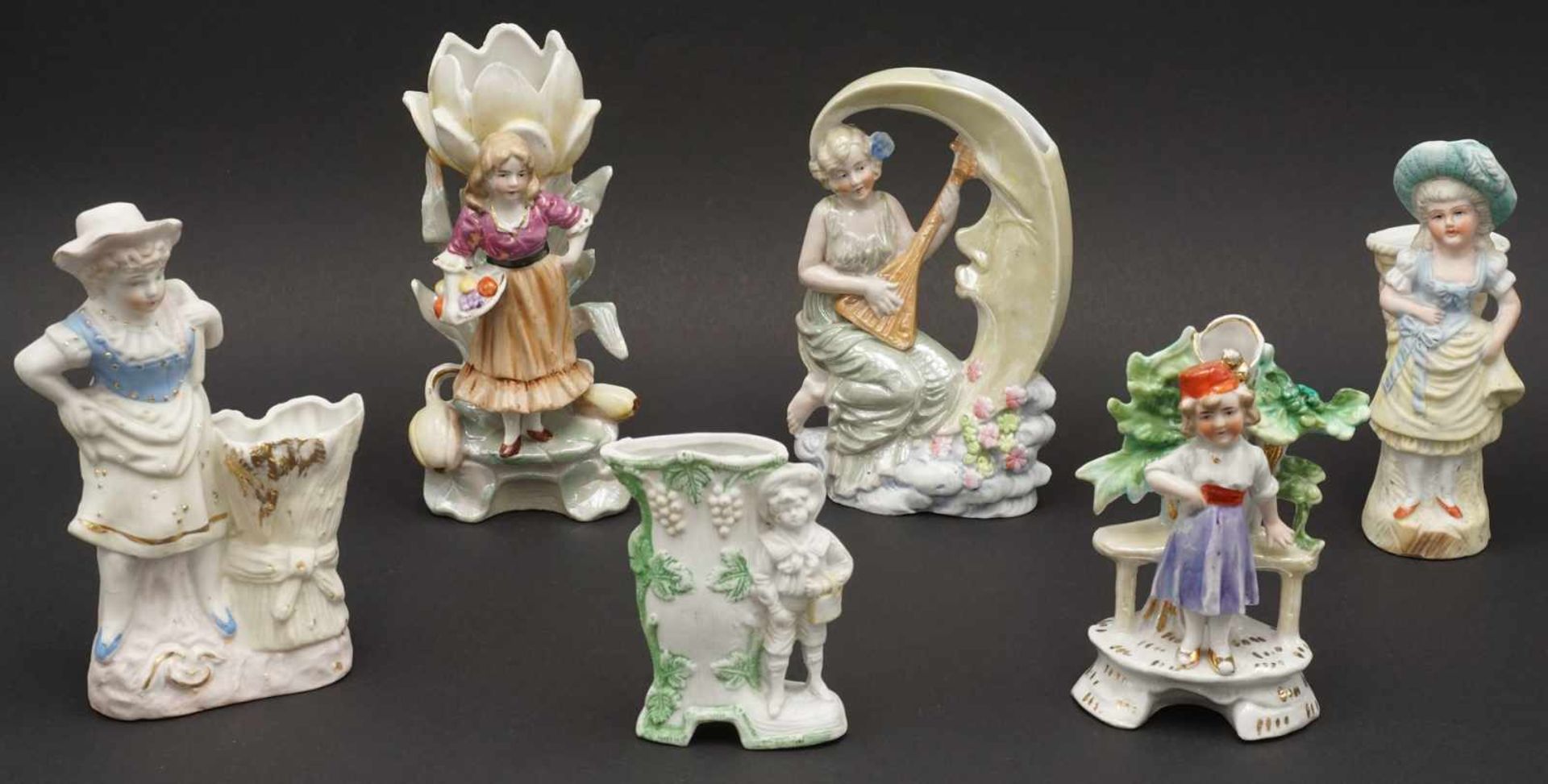 Sechs Figurenvasen, um 1900sogenanntes Vertiko Porzellan, guter Zustand, Mädchen mit Garbenbündel H.