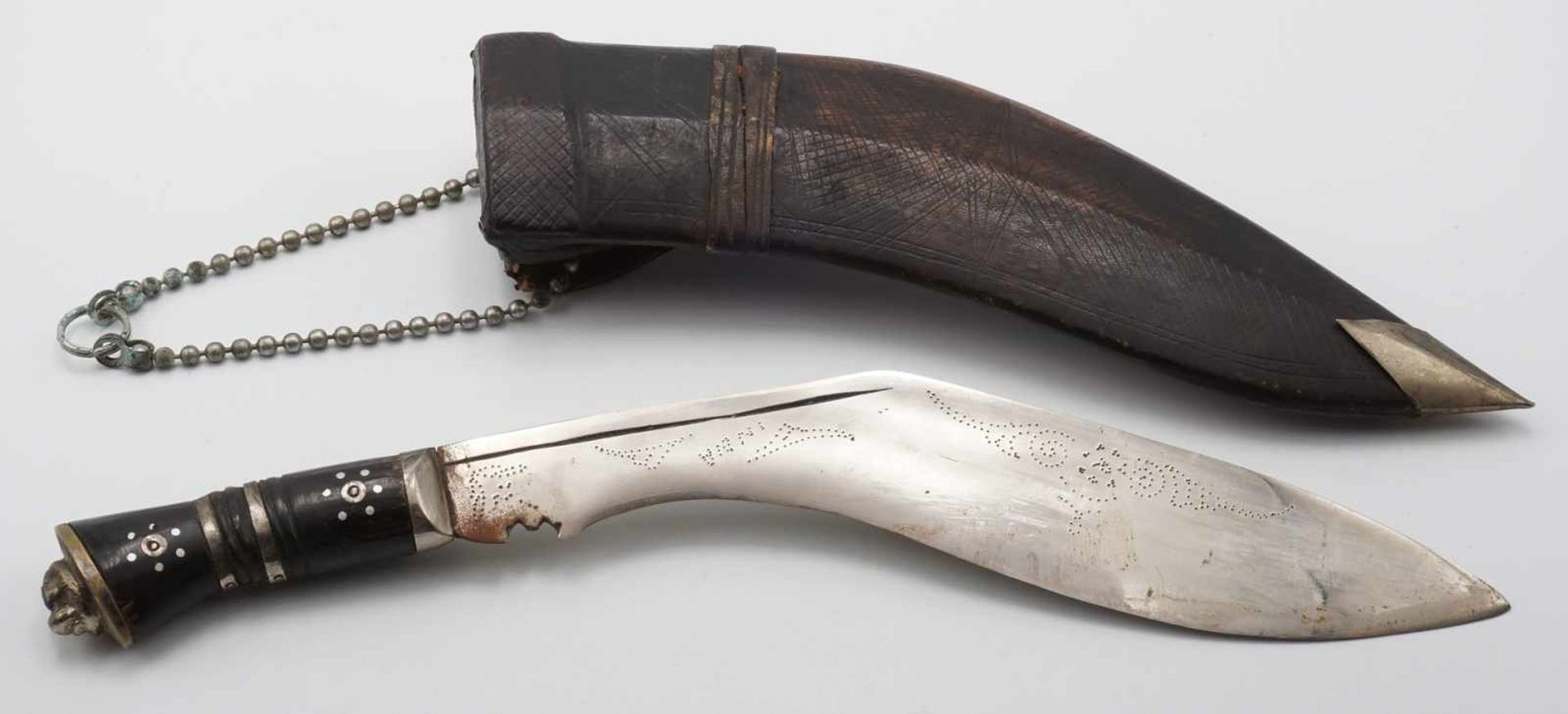 Kukri - Messer, Nepal, um 1900Lederummantelte Holzscheide, Griff aus Horn mit Einlegearbeiten aus