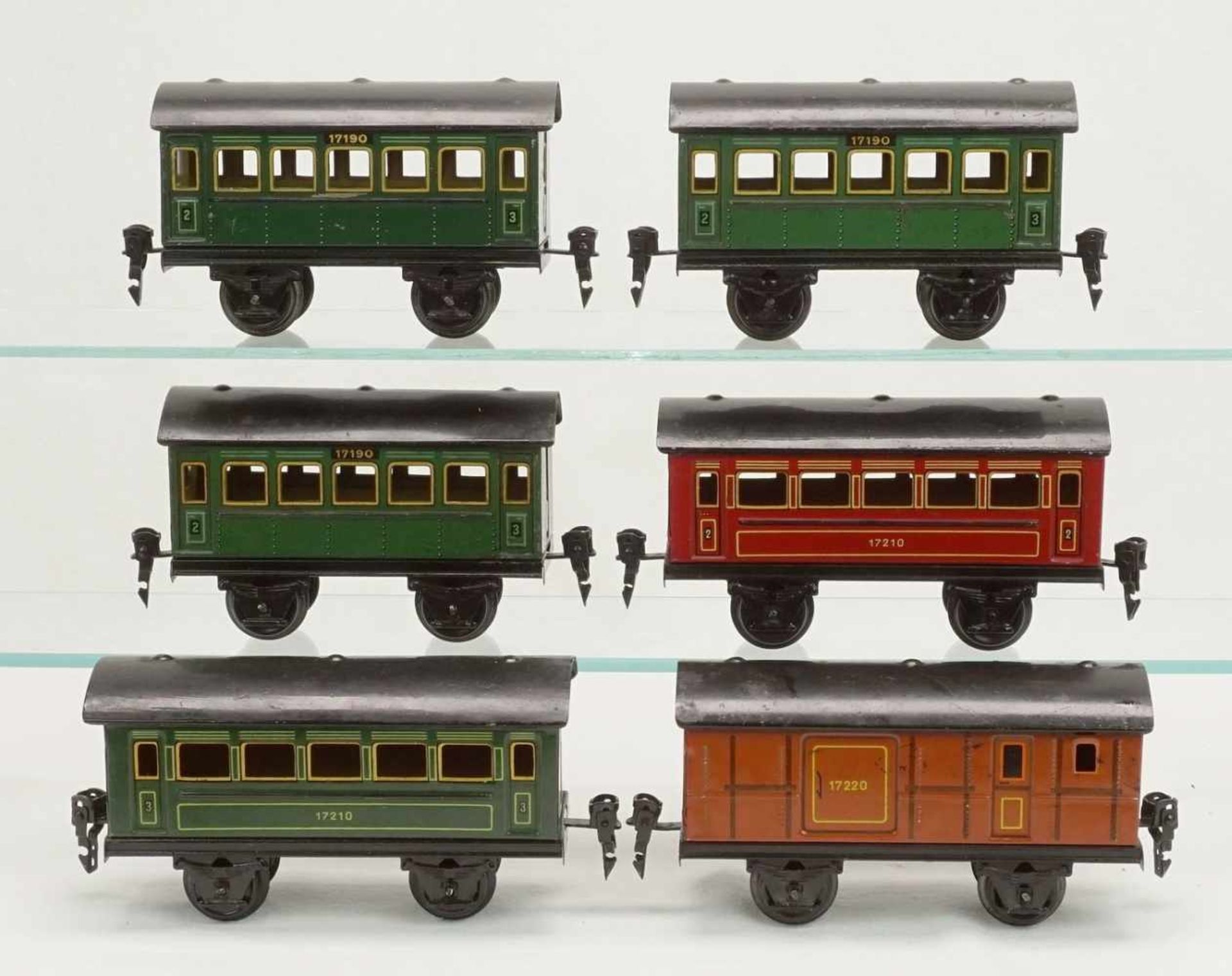 Fünf Märklin Personenwagen und ein Gepäckwagen, Spur 0, um 1930Blech lithografiert, drei grüne