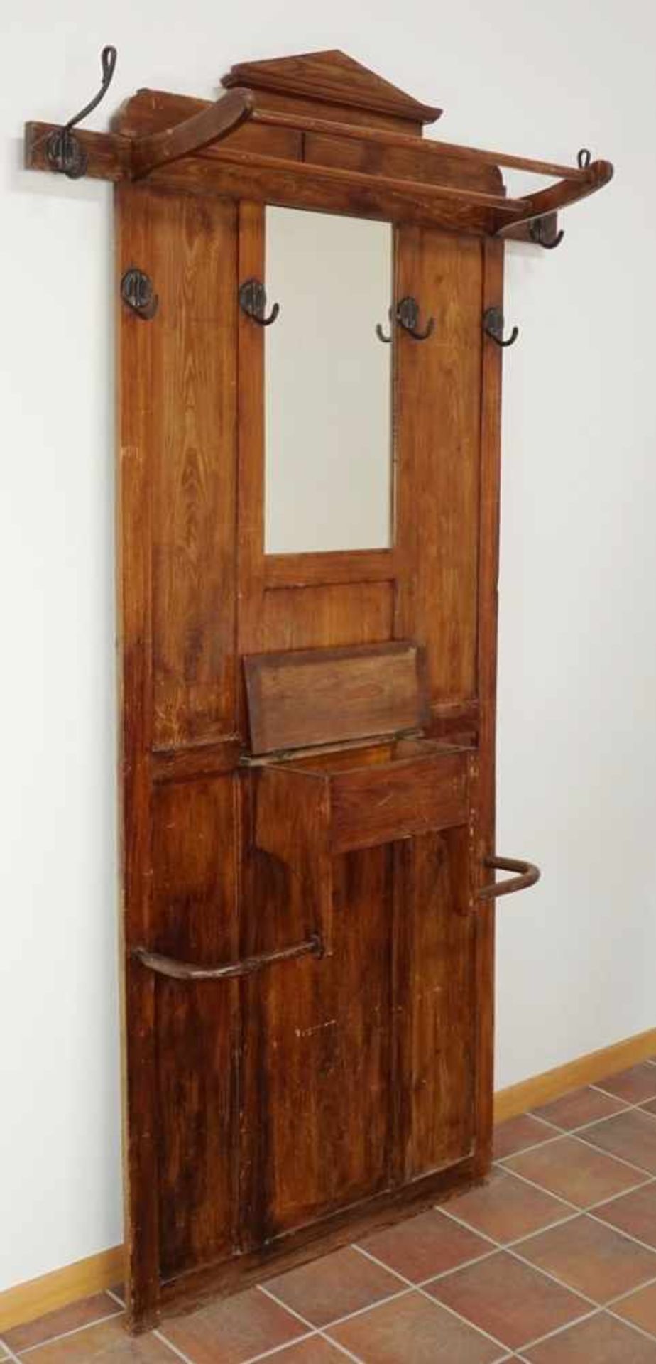 Flurgarderobe, Weichholzum 1900, mit mittigem Spiegel und Ablagefach mit Deckel, vier kleinere und - Bild 2 aus 2