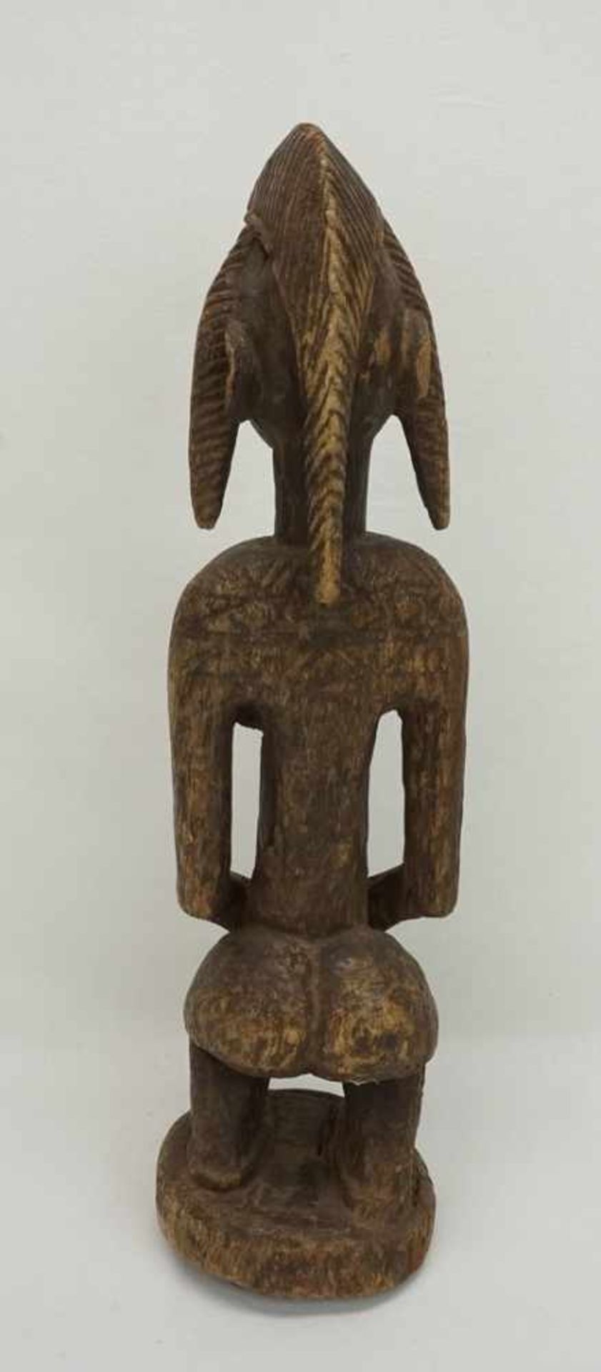 Stehende weibliche Figur der Dogon, MaliHartholz, braune Patina, Augen aus Metall, altersgemäßer - Image 3 of 4