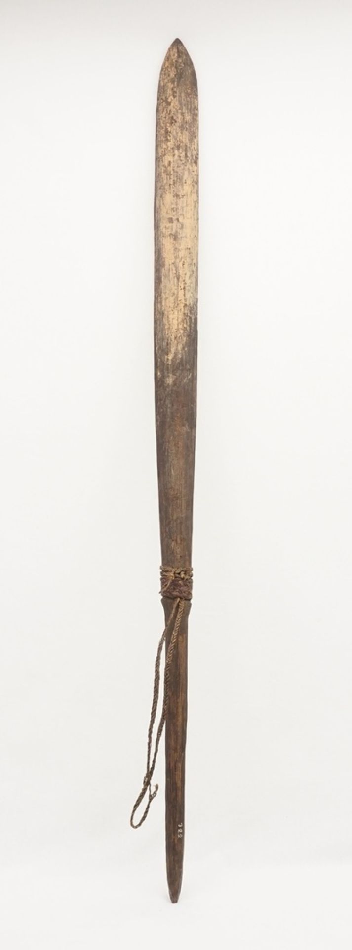 Kampfkeule, Papua-Neuguinea, um 1900Nippa Palmholz, schlanke Keule mit Rotanmanschette,