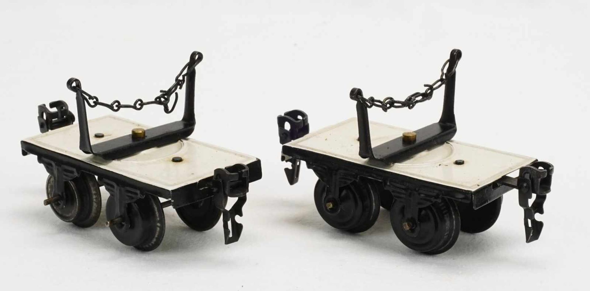 Vier Märklin Holzwagen und ein Kranwagen, Spur 0, um 1930Blech, zwei weiße Langholzwagen, zwei - Bild 2 aus 7