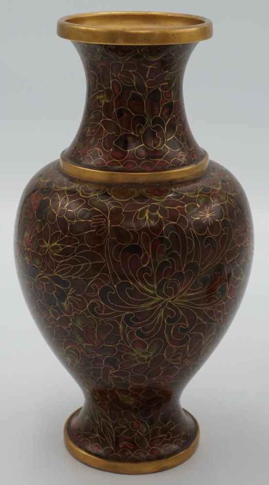 Konvolut Cloisonné Vasen und Ente dreiteilig1) Vase, stilisiertes Blütendekor, Goldbemalung, guter - Bild 3 aus 4