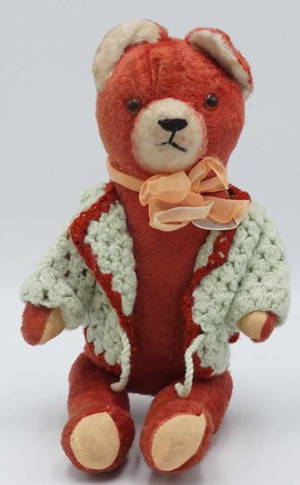 Drei verschiedene Teddybären, 1. Hälfte 20. Jh.Holzwolle, gesticktes Gesicht, Glasaugen, - Bild 3 aus 4